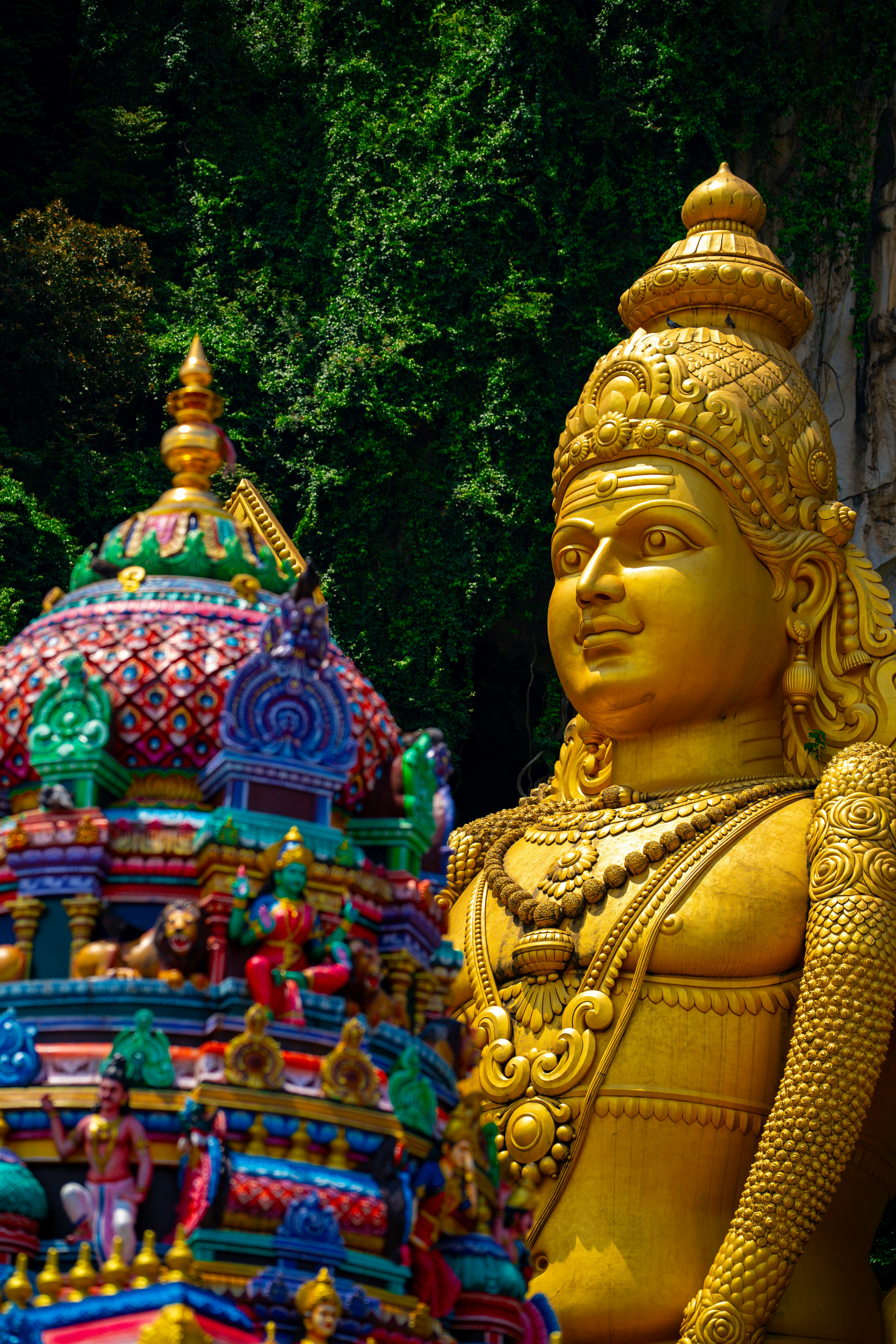 Estatua vibrante de deidad hindú con una estructura de templo colorida