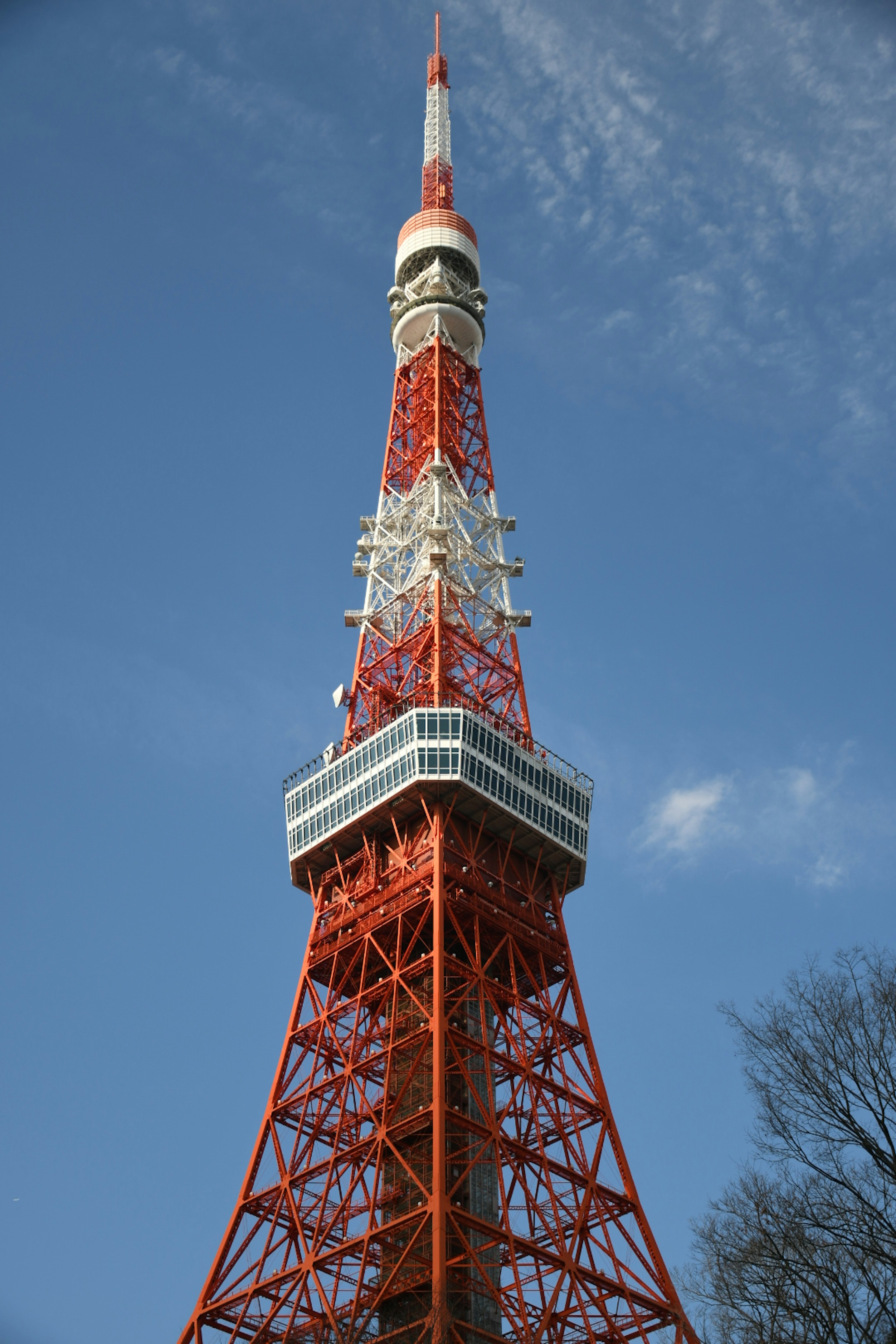 Menara Tokyo dengan struktur oranye cerah di latar belakang langit biru