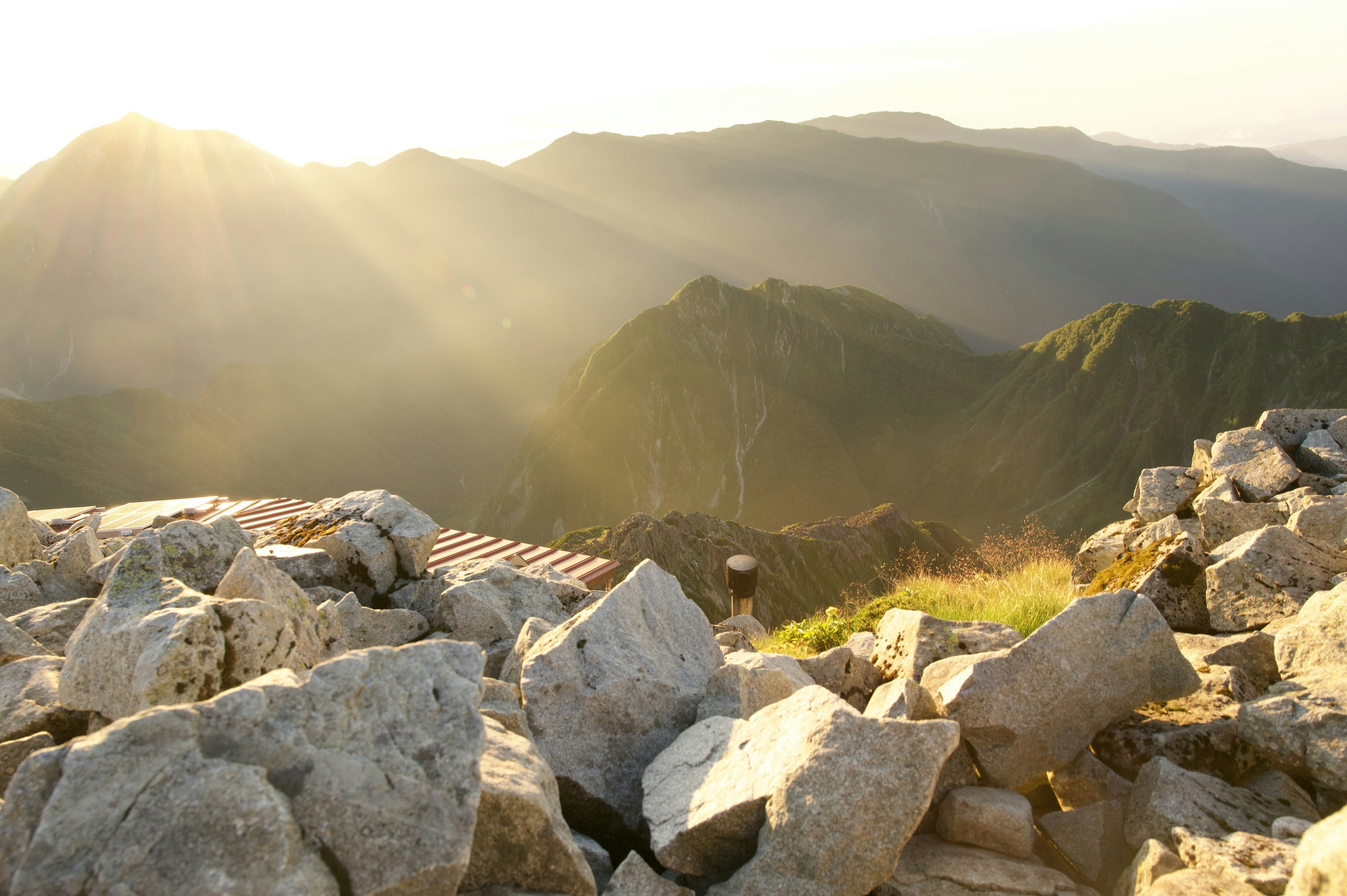 山の頂上からの美しい夕日と山々の風景