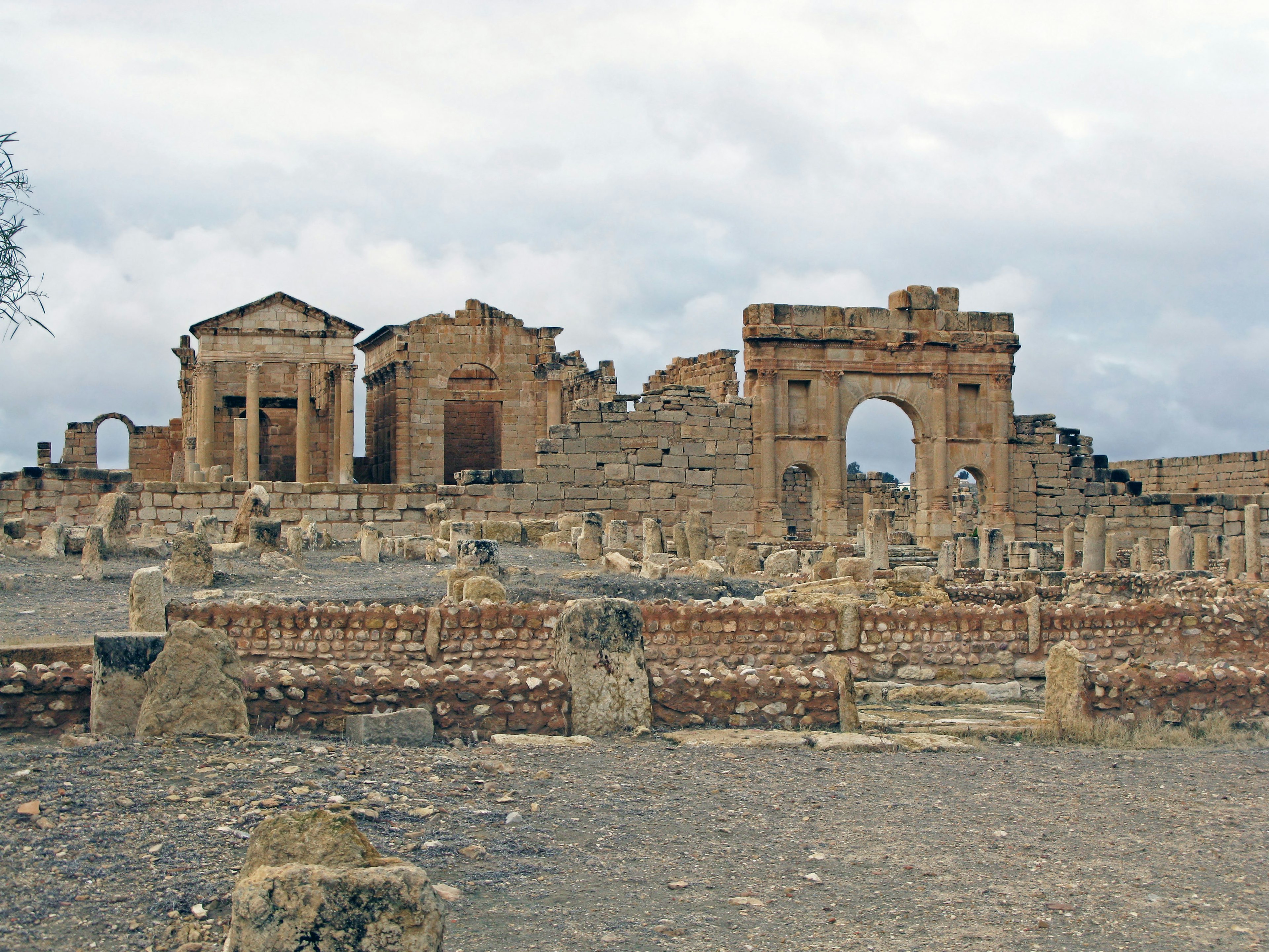 Paisaje de ruinas antiguas con edificios en ruinas y estructuras de piedra