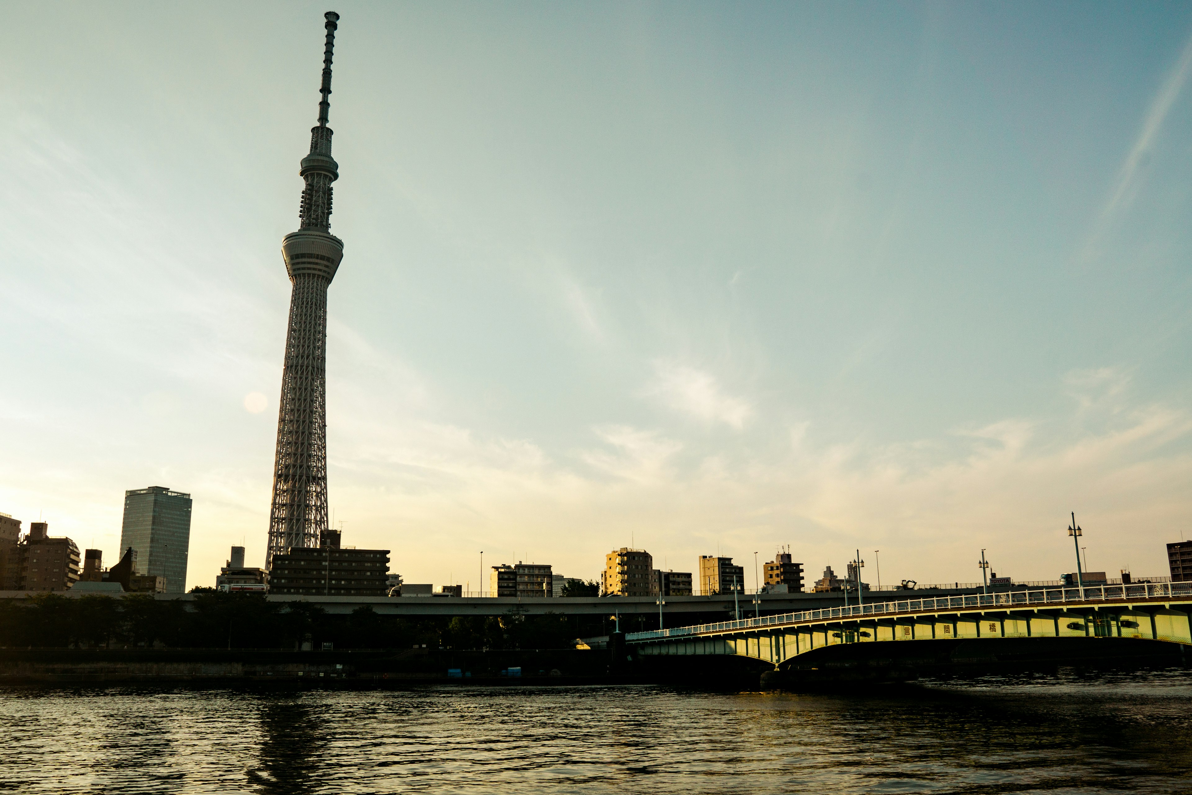 Landschaft mit Tokyo Skytree und Sumida-Fluss