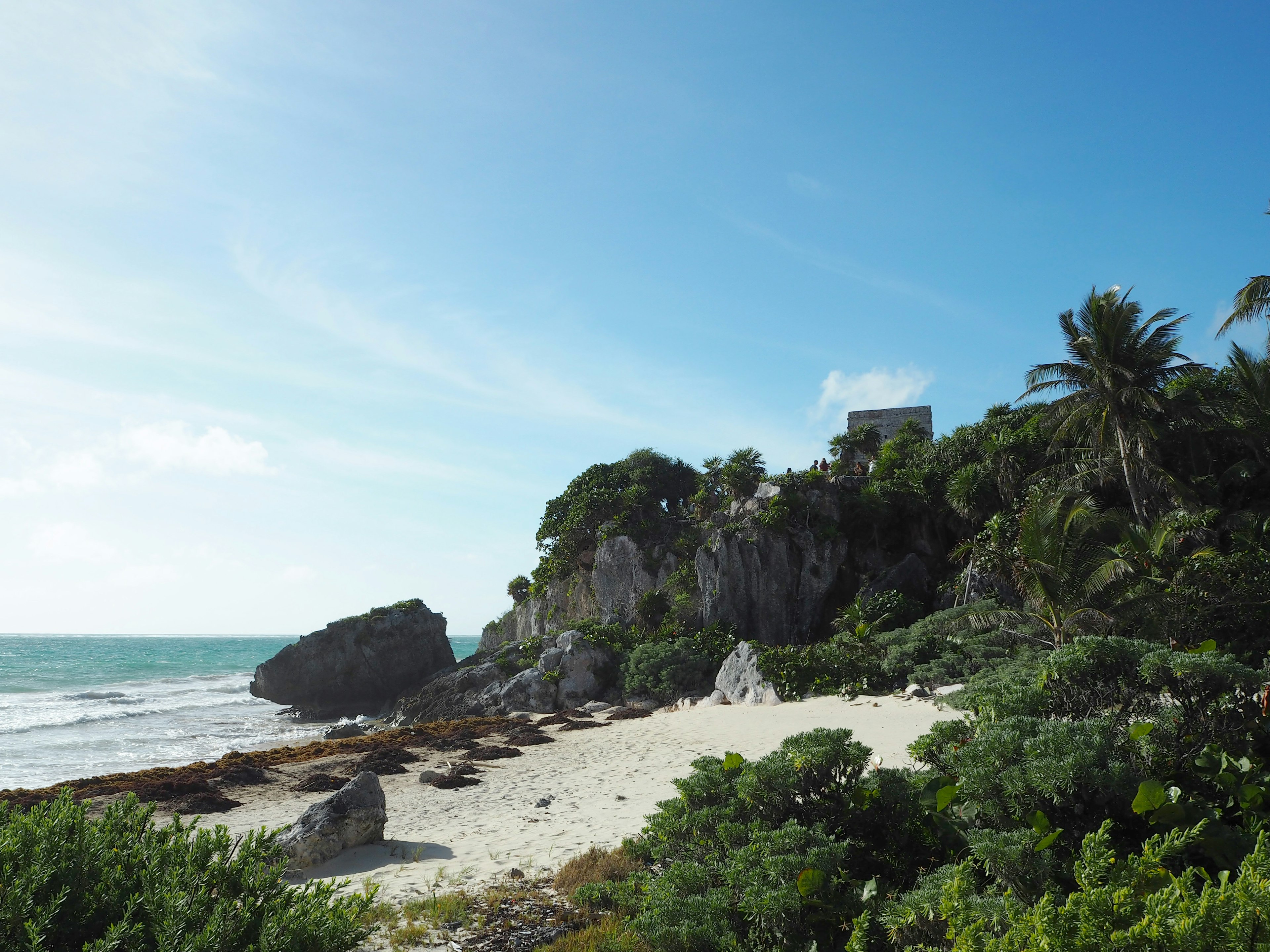 Vista panoramica della spiaggia di Tulum con oceano blu e sabbia bianca