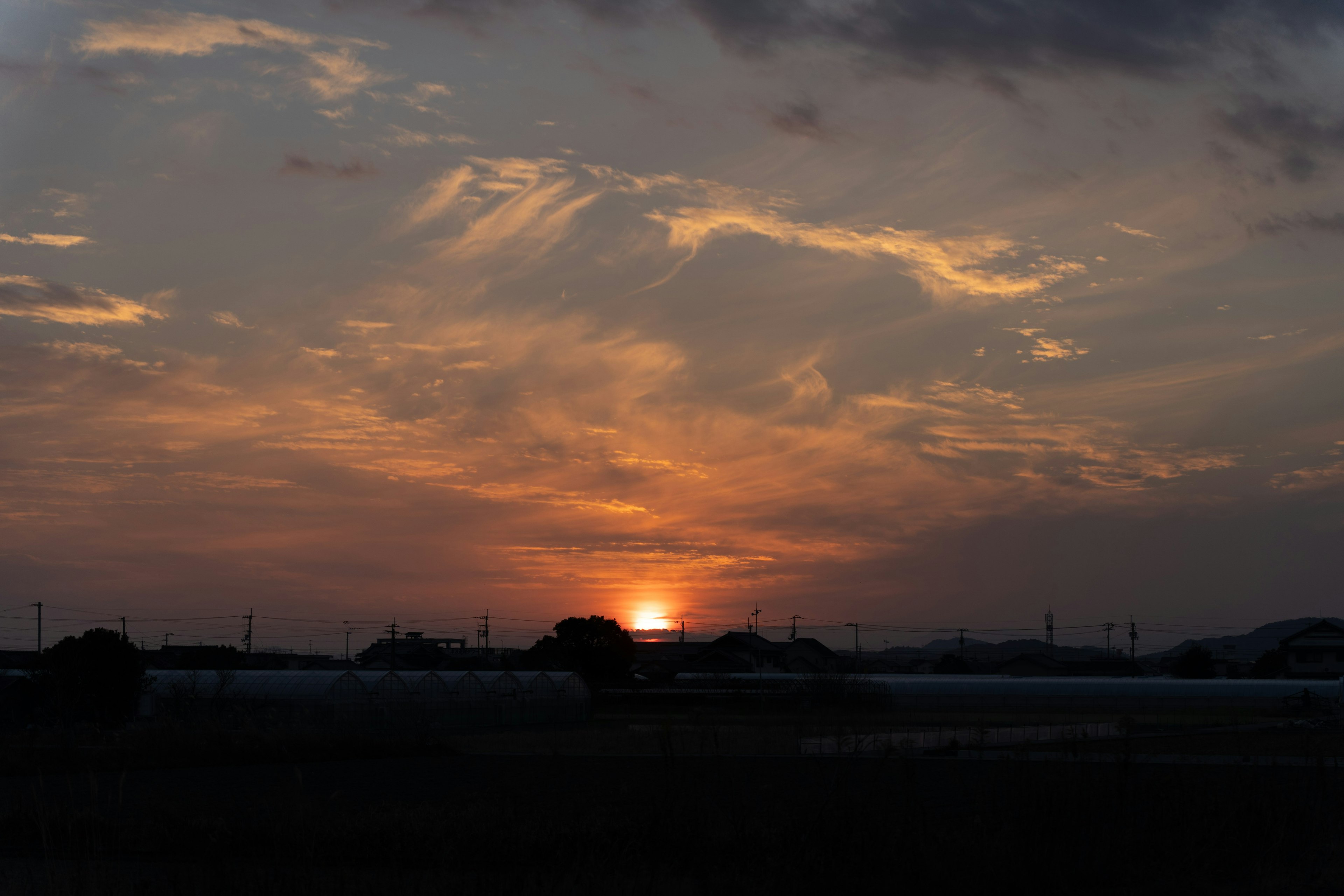 夕日が沈む美しい空の風景と雲