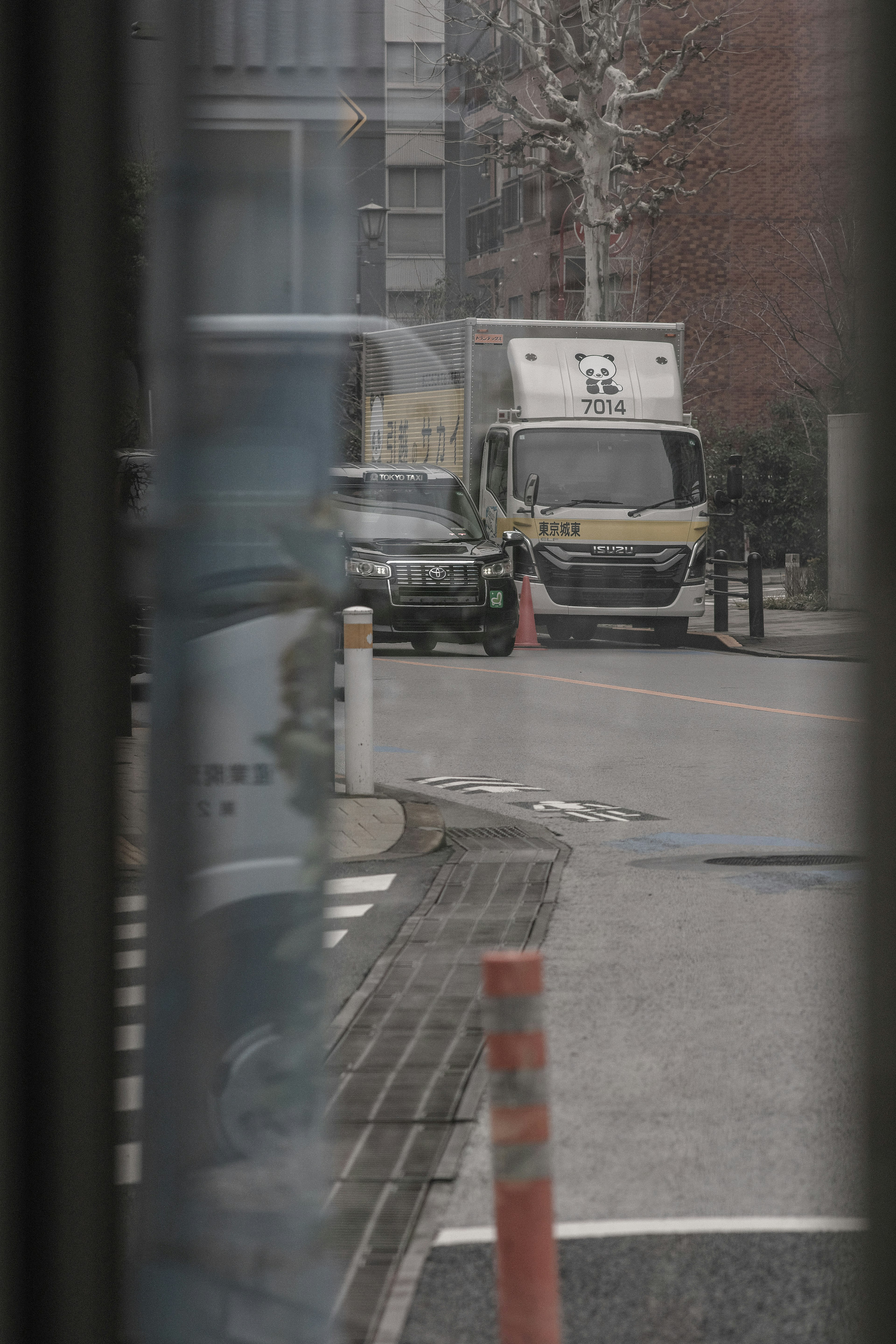 Bild eines Lastwagens und eines Fahrzeugs auf einer Straße mit aufgestellten Kegeln