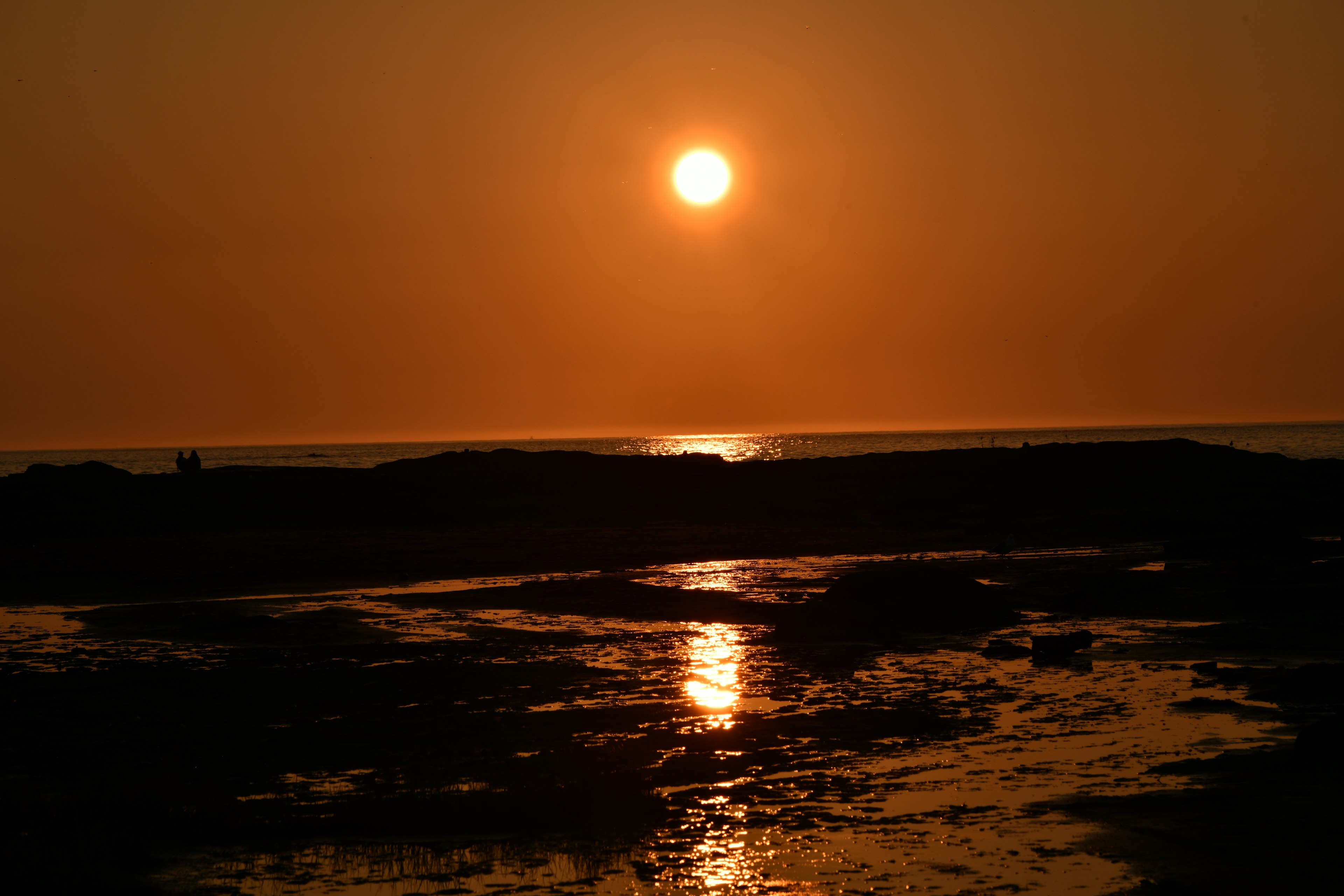 Un bel tramonto sull'oceano