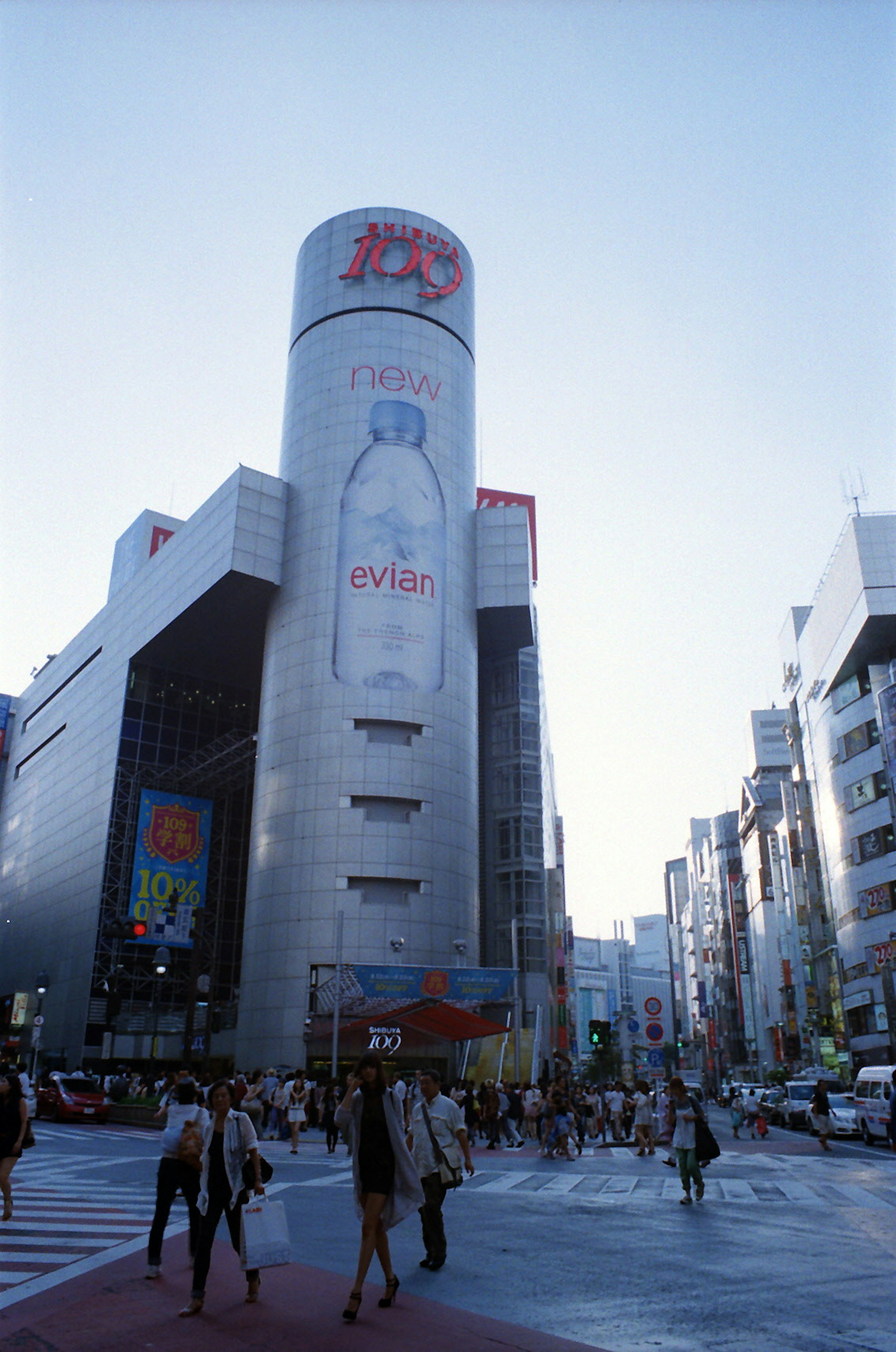 Silhouette gedung pencakar langit di distrik ramai Tokyo Orang-orang di persimpangan Iklan besar yang mencolok