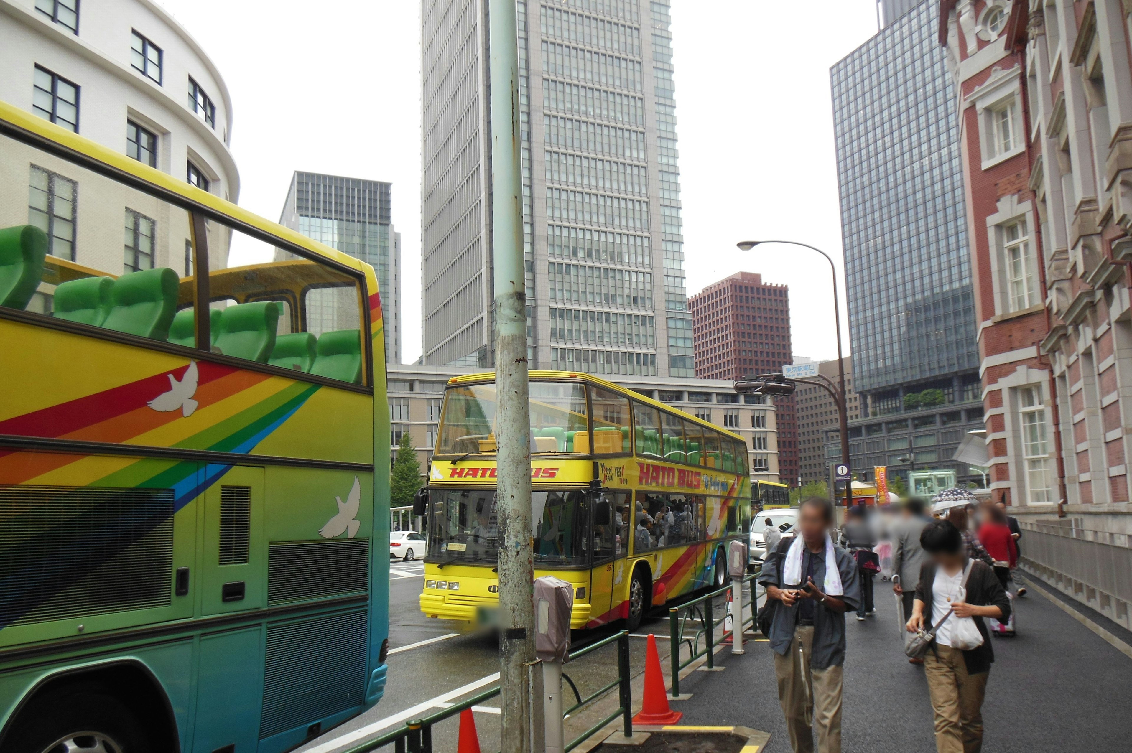 Una vista de las calles de Tokio con autobuses de dos pisos coloridos y peatones