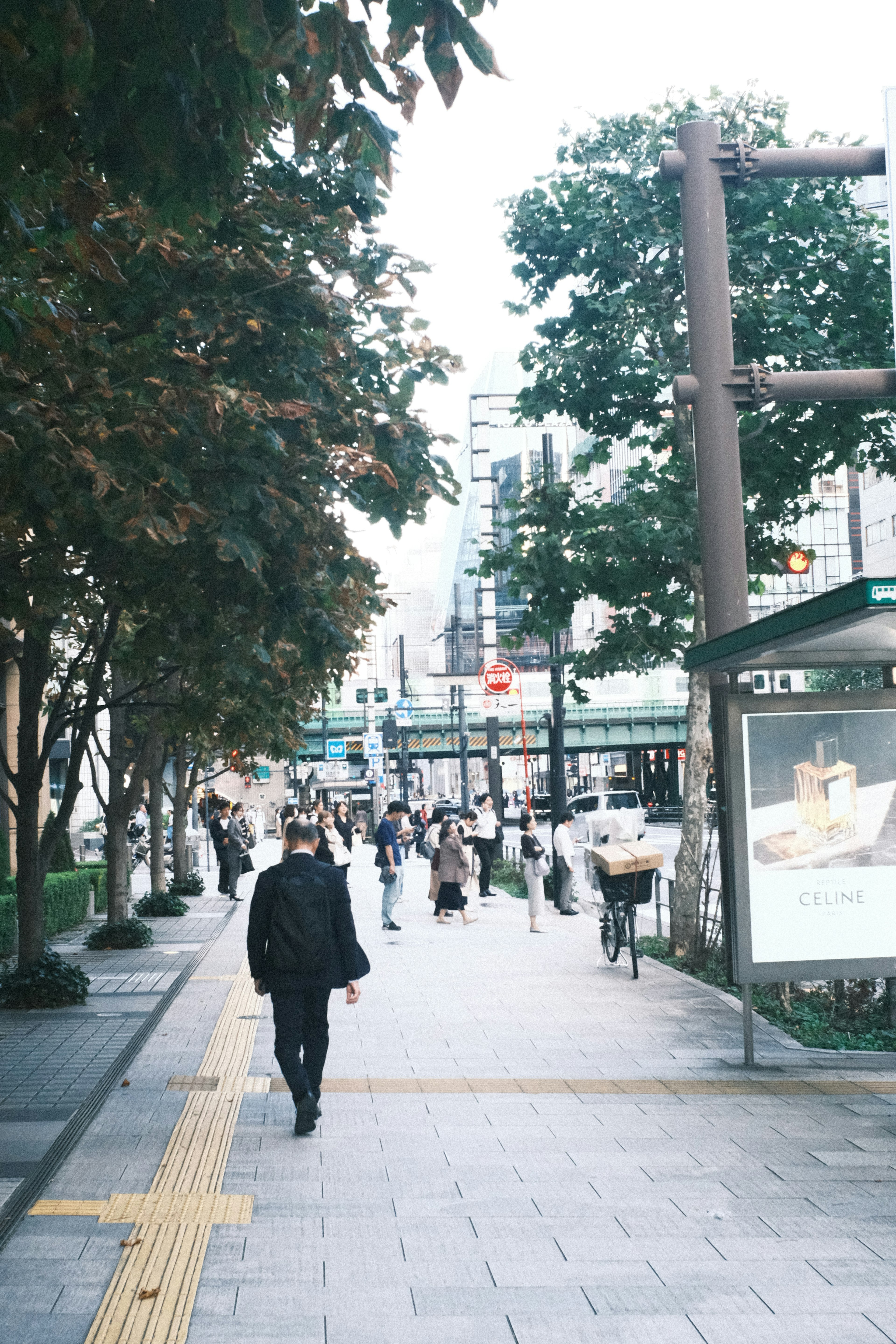 ビジネスマンが歩く都会の通りの風景