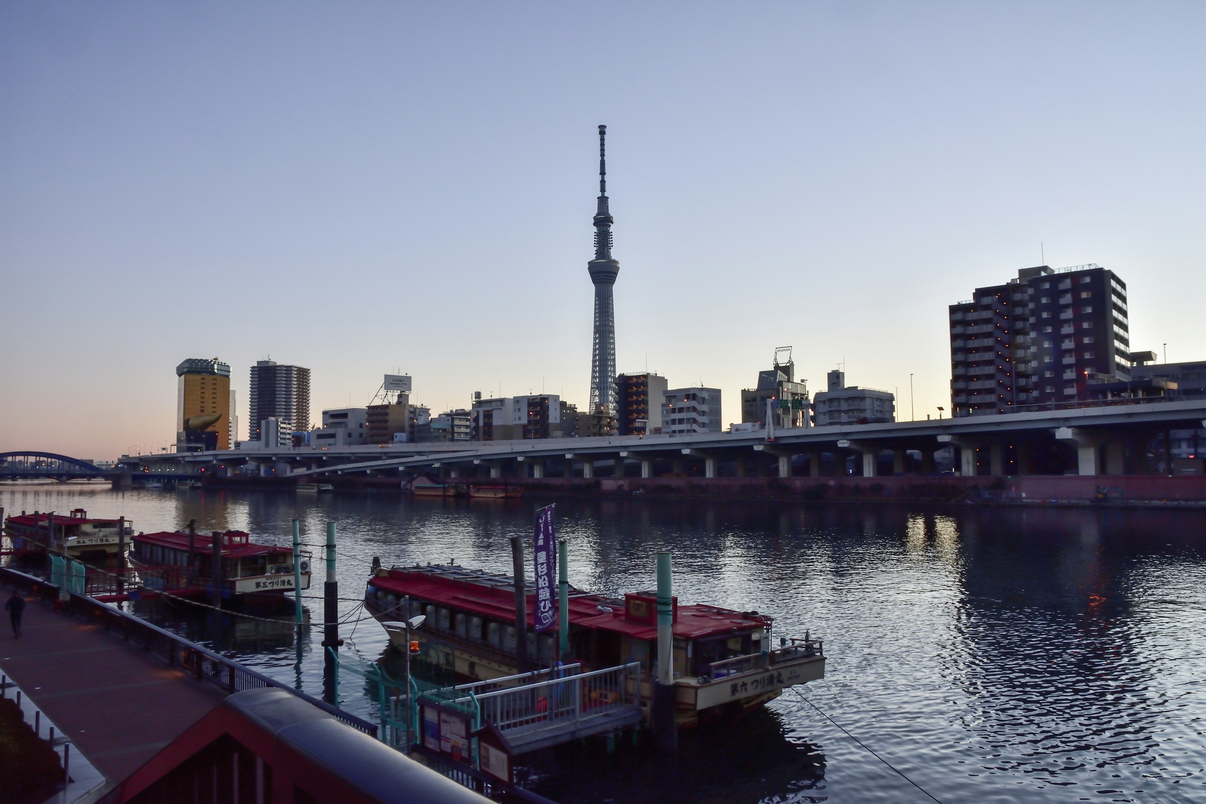 Vista escénica de la Tokyo Skytree a lo largo del río con barcos