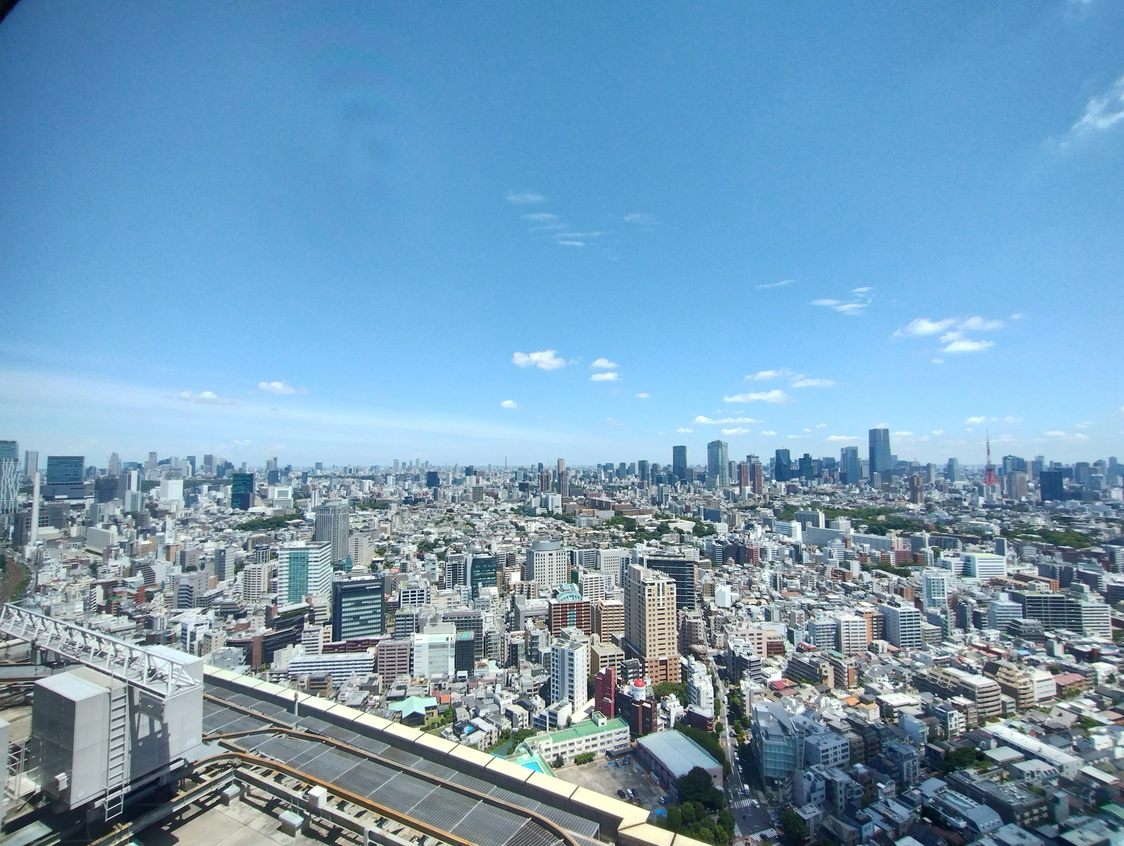 Amplio paisaje urbano de Tokio bajo un cielo azul claro