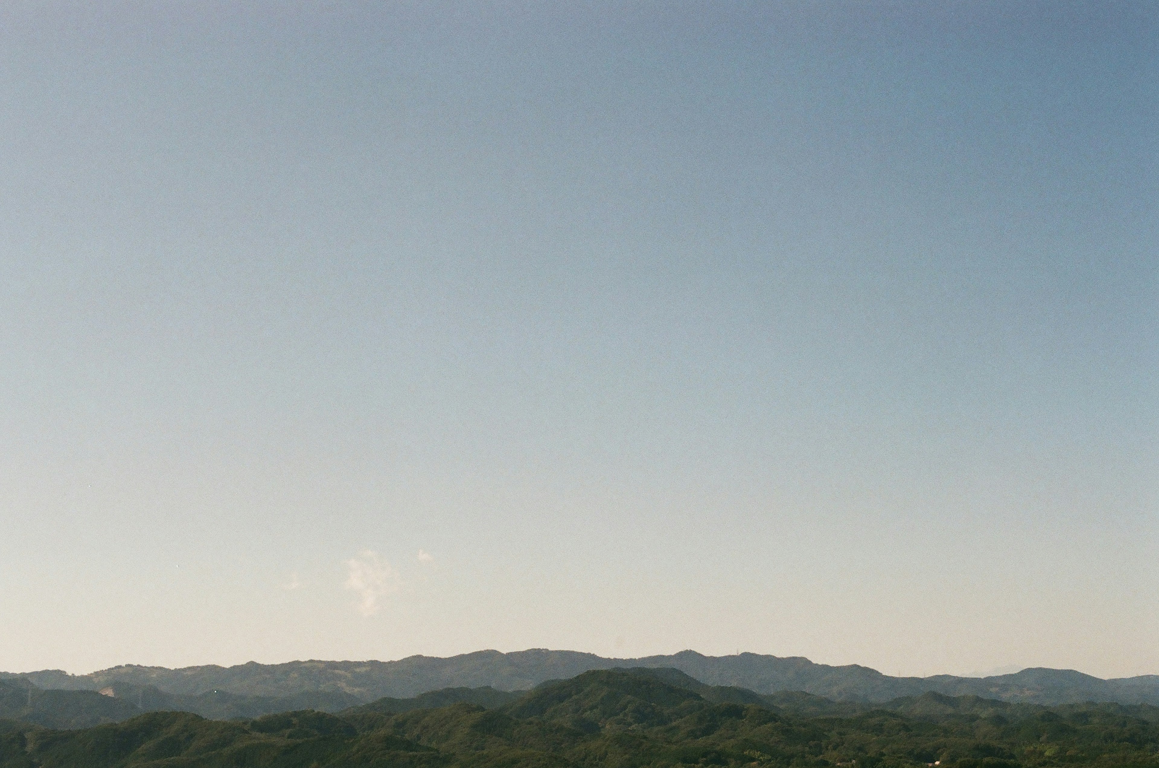 Paysage avec un ciel bleu clair et des montagnes lointaines