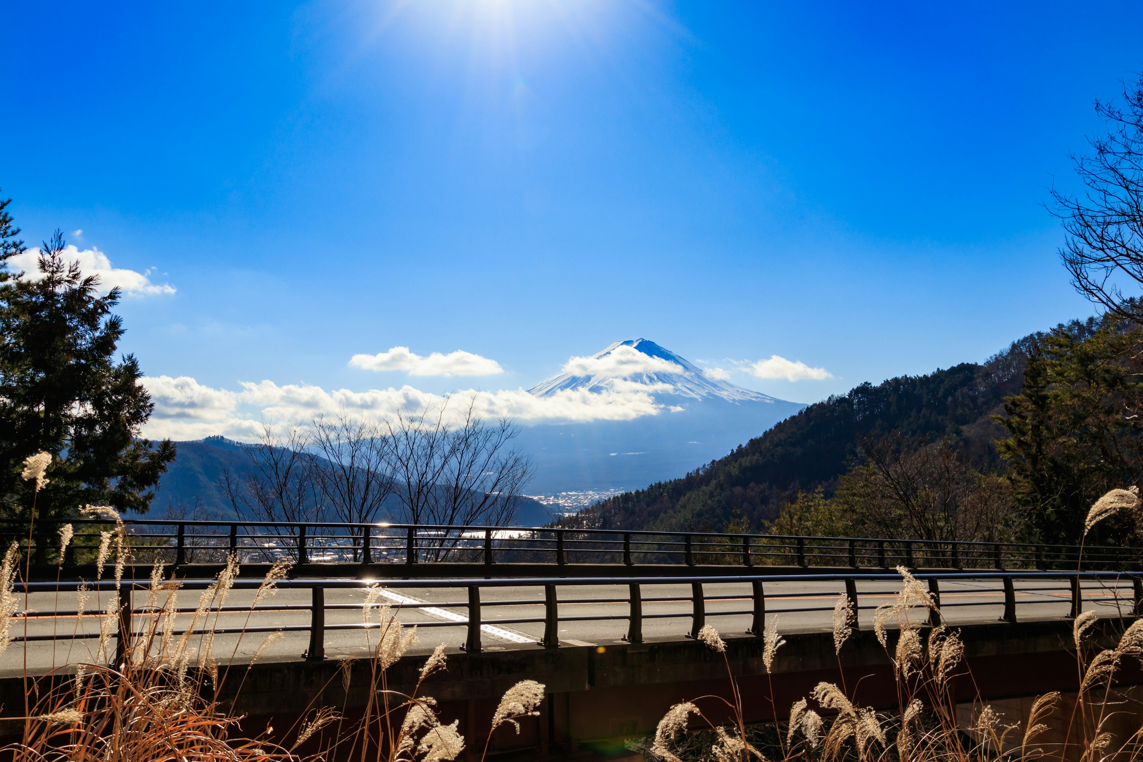 Vista escénica de montañas con cielo azul claro y el monte Fuji a lo lejos