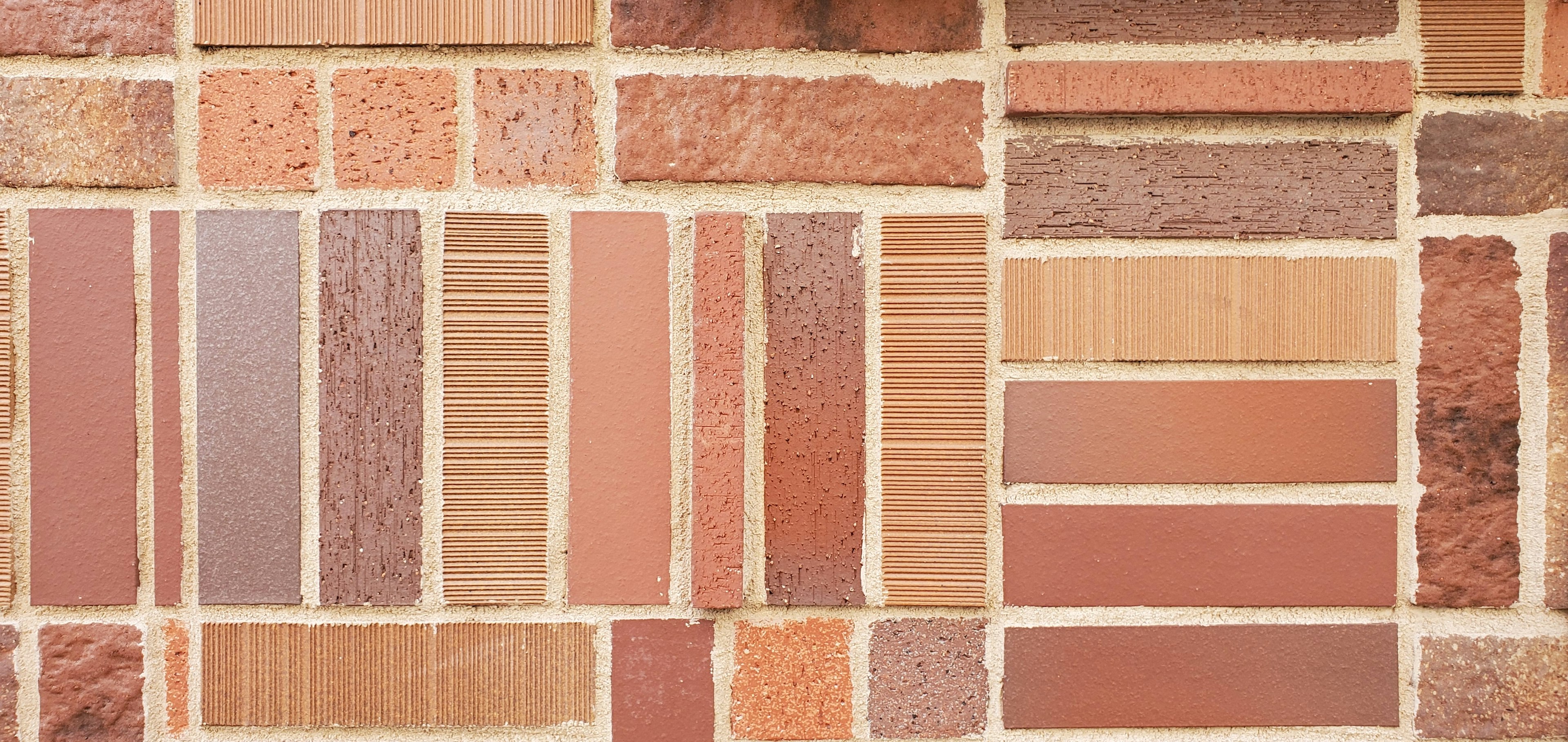 Textura de una pared hecha con varios tonos de ladrillo