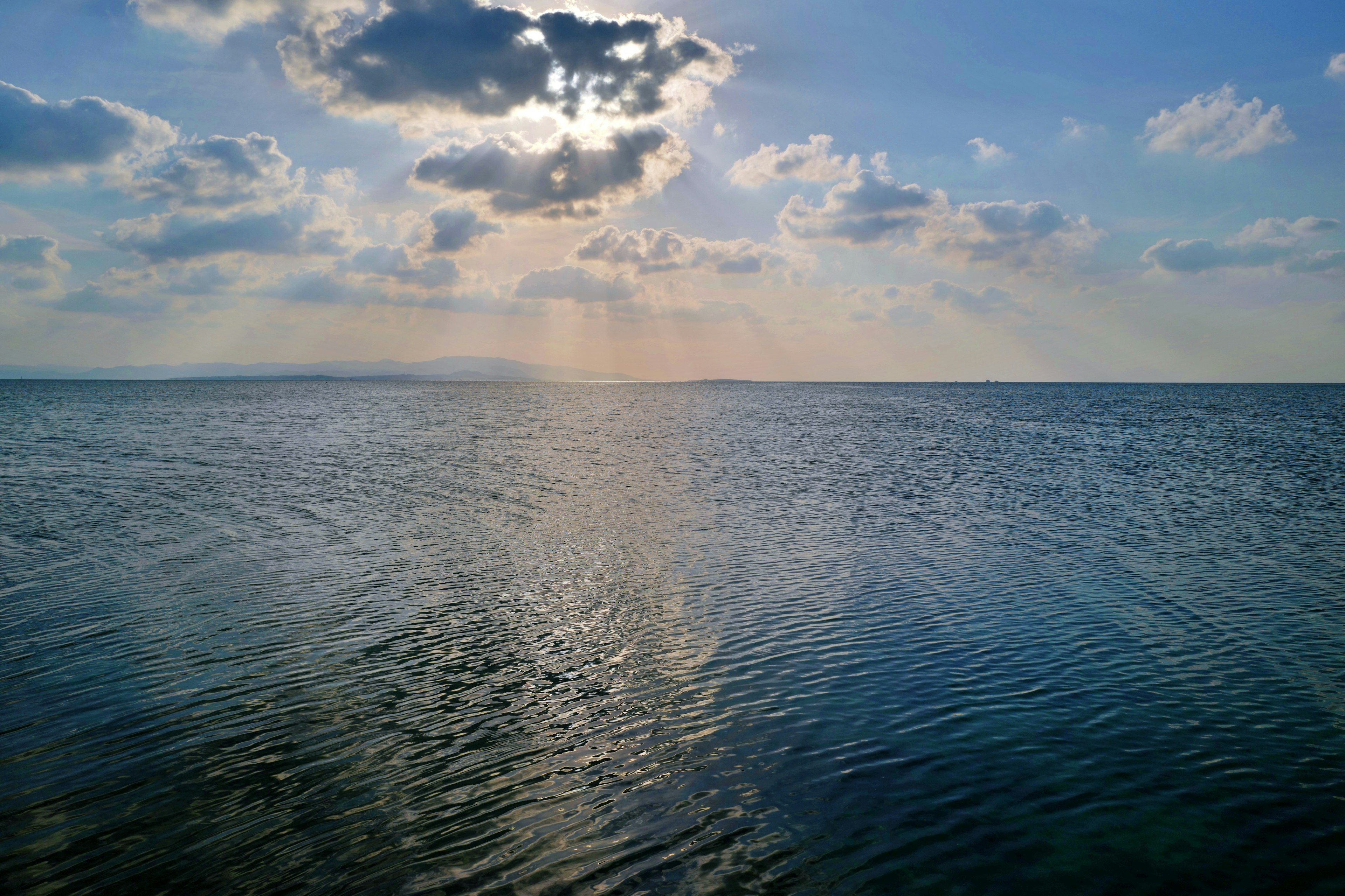 穏やかな海と美しい青空が広がる風景