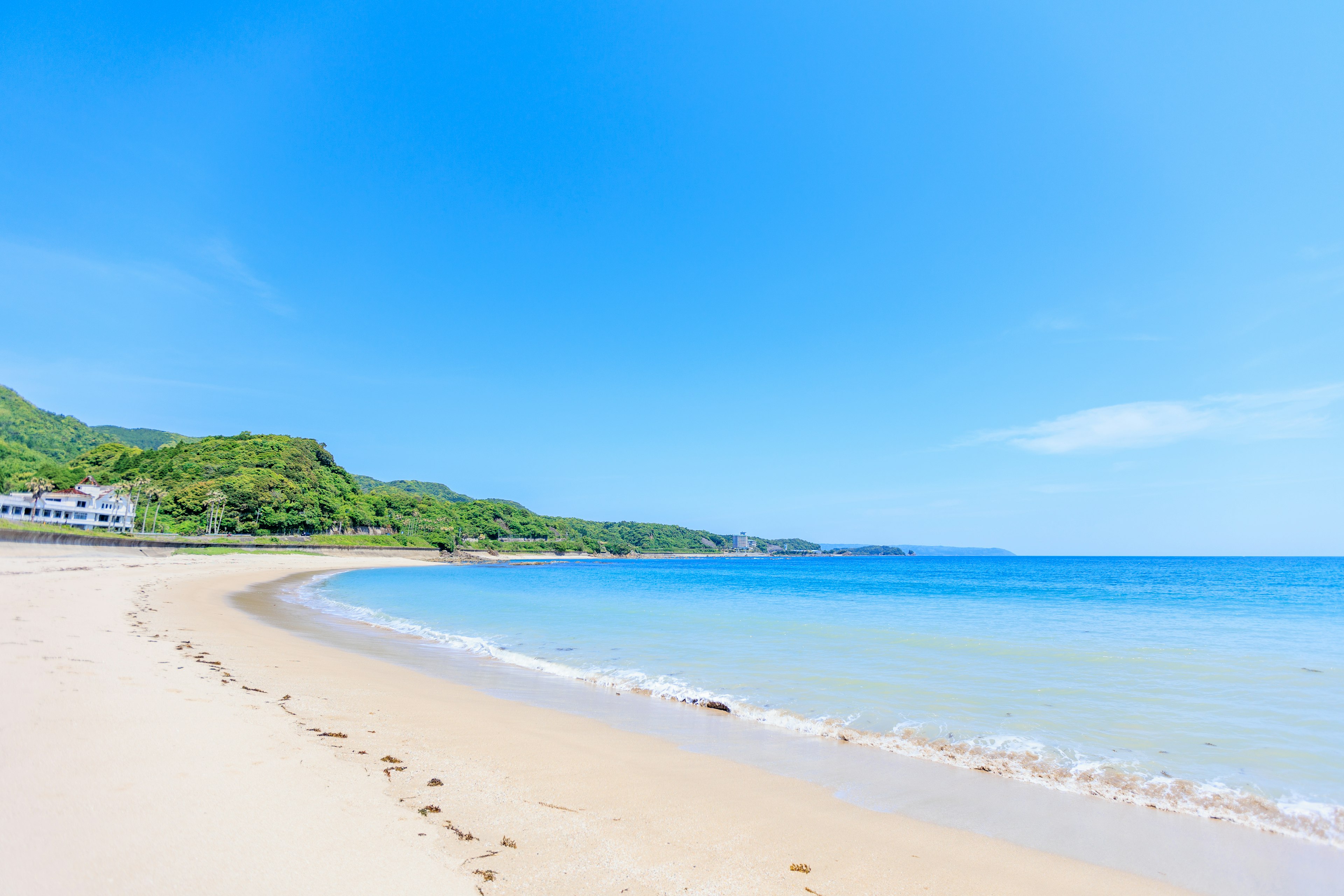 Una vista di spiaggia serena con cielo azzurro e oceano chiaro