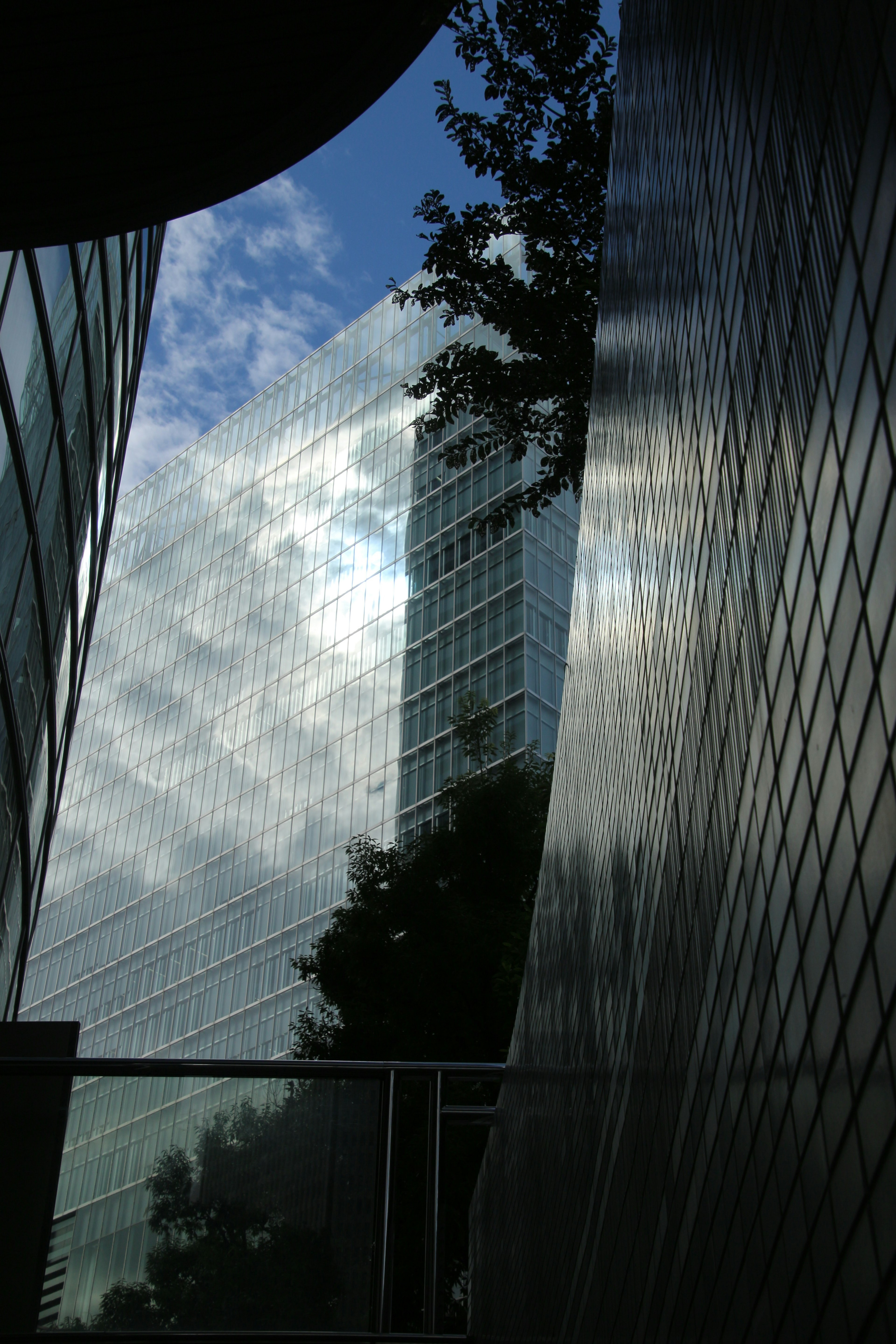 Paysage urbain avec des reflets de gratte-ciels et des nuages dans le ciel