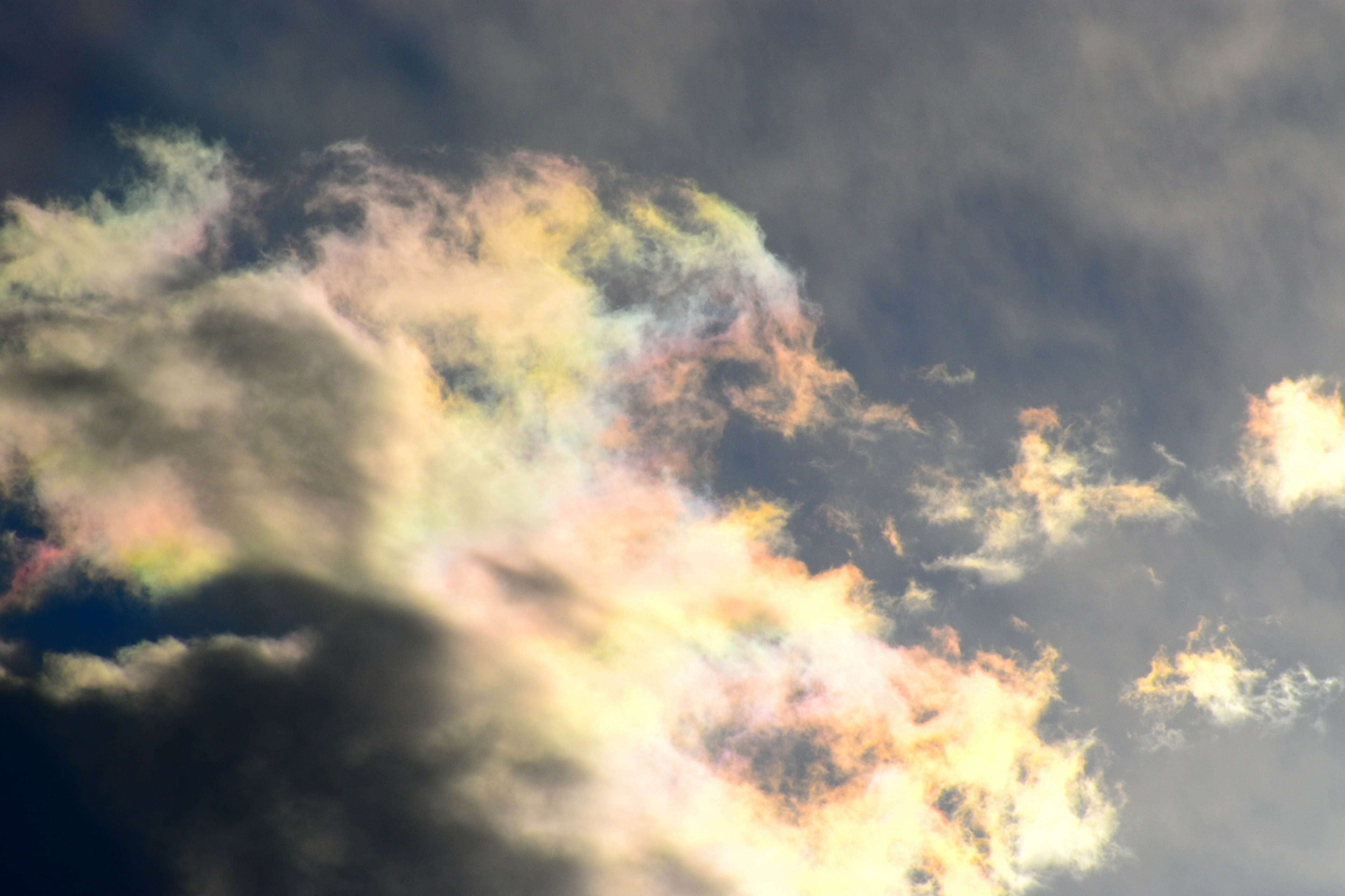 Awan berwarna-warni di latar belakang langit gelap