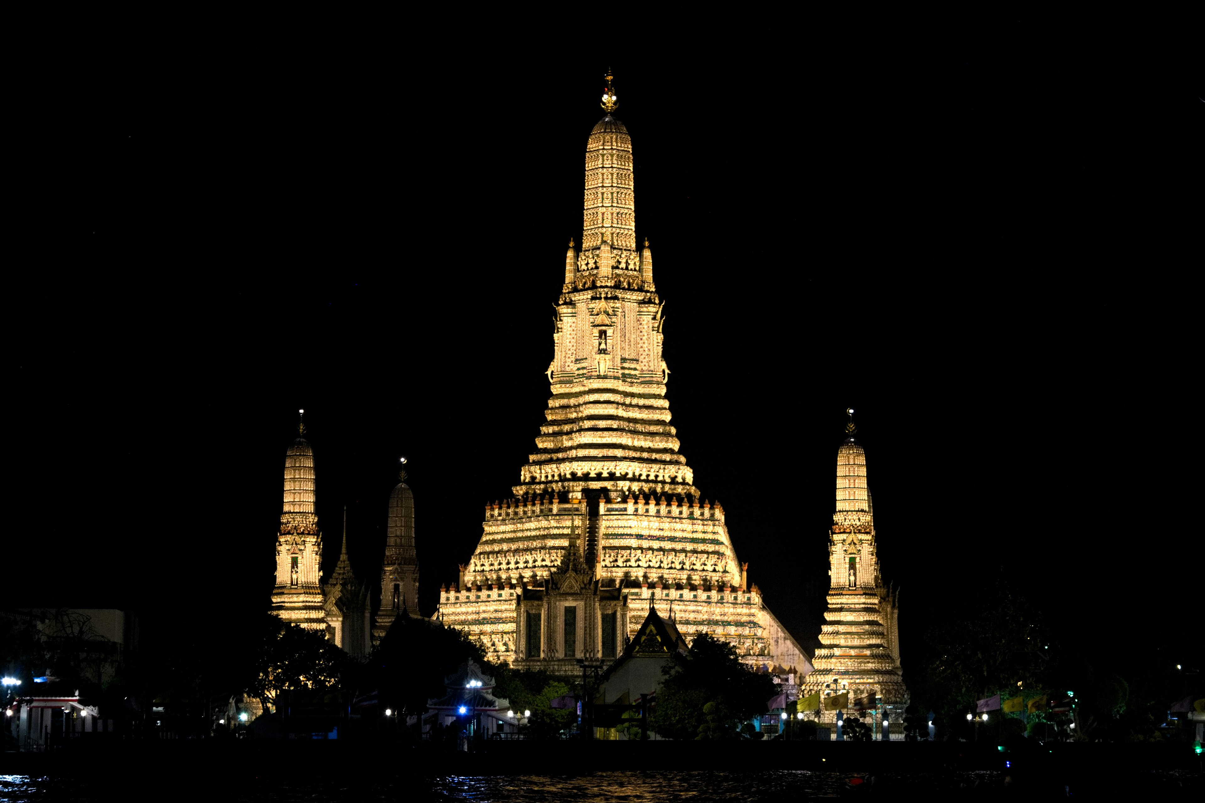 Belle tour dorée du Wat Arun à Bangkok la nuit