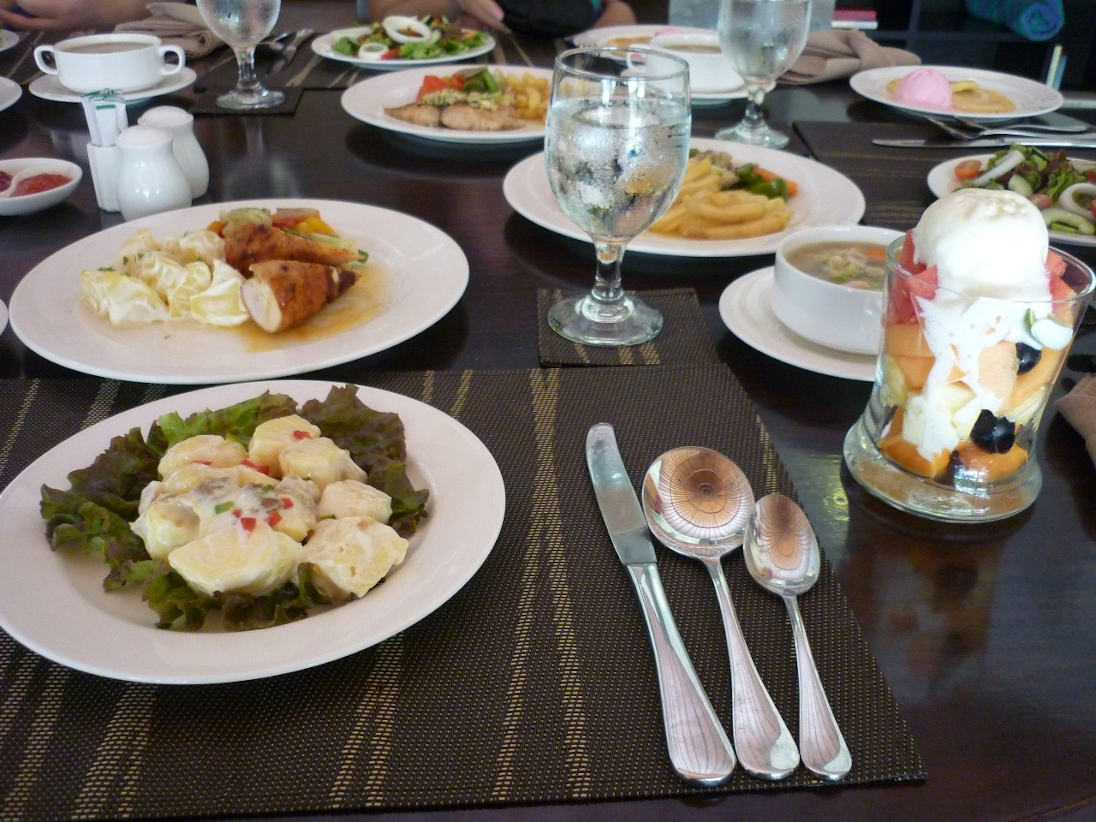 Une variété de plats colorés et de desserts disposés sur une table