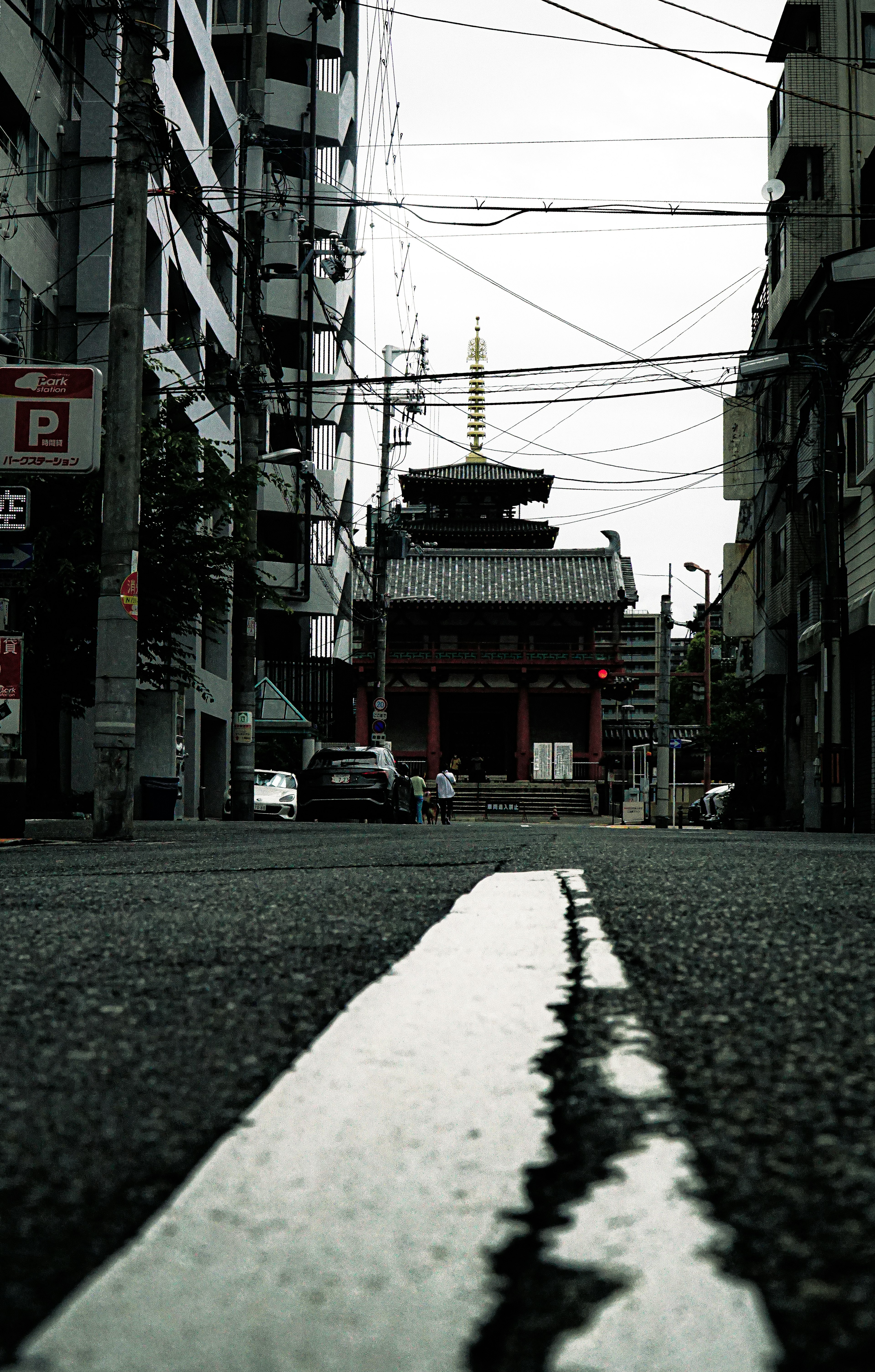 城市中有寺庙塔和电线的安静街道场景