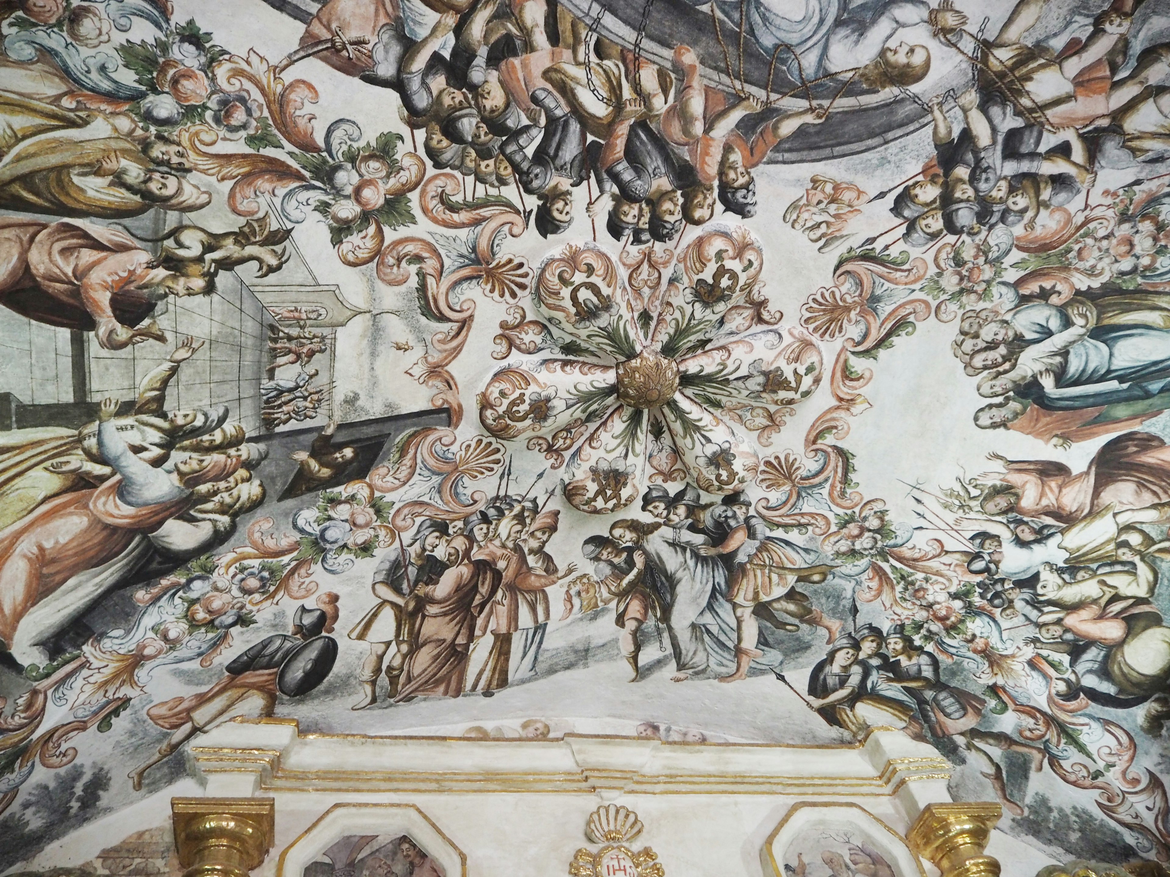 Affresco di soffitto vibrante con decorazioni e figure intricate