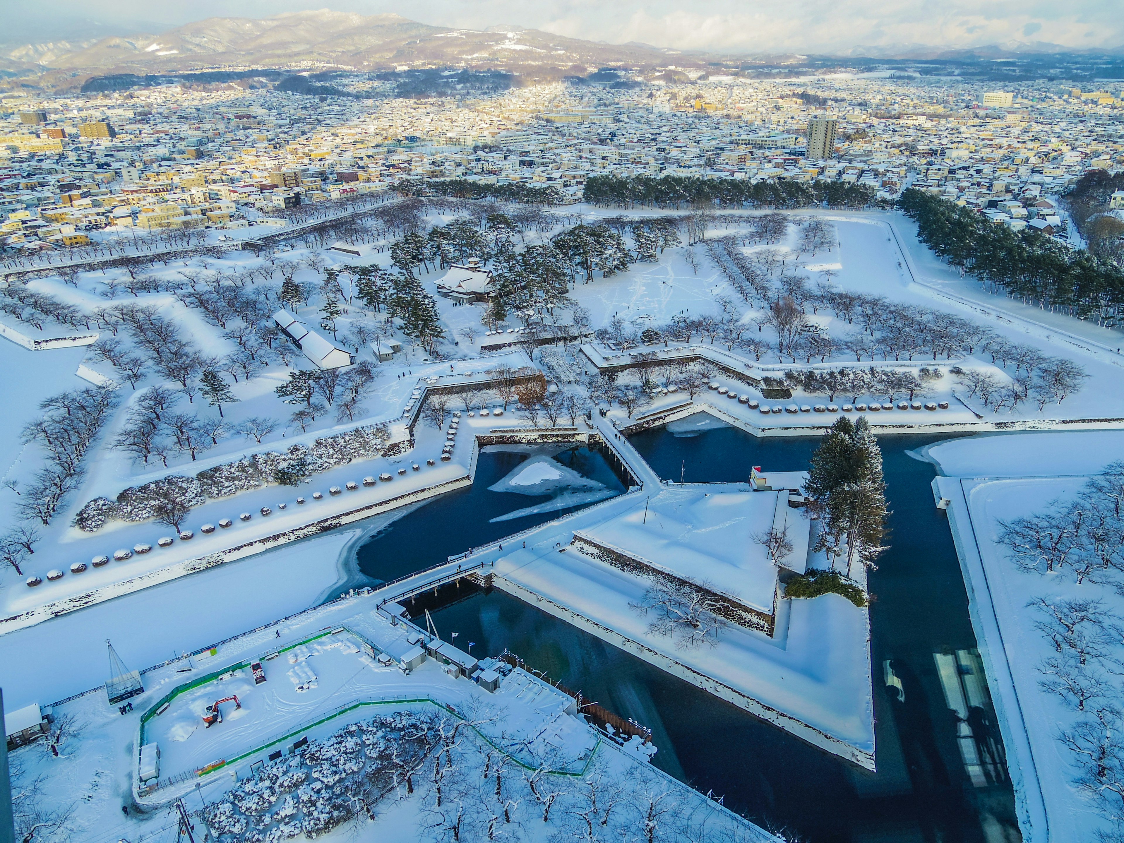 Luftaufnahme einer schneebedeckten Burgruine Landschaft