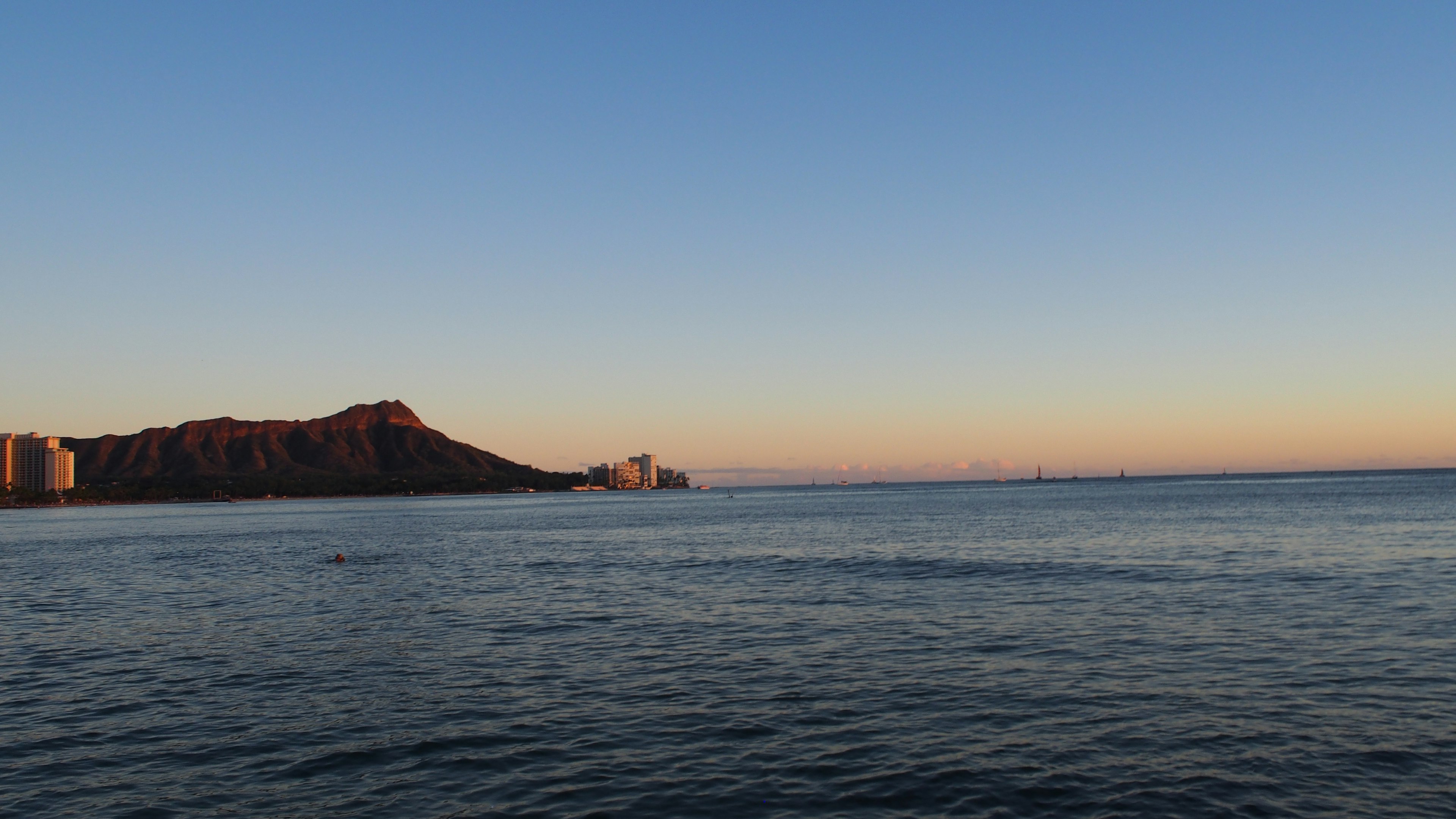 Bellissimo paesaggio al tramonto con mare e montagna