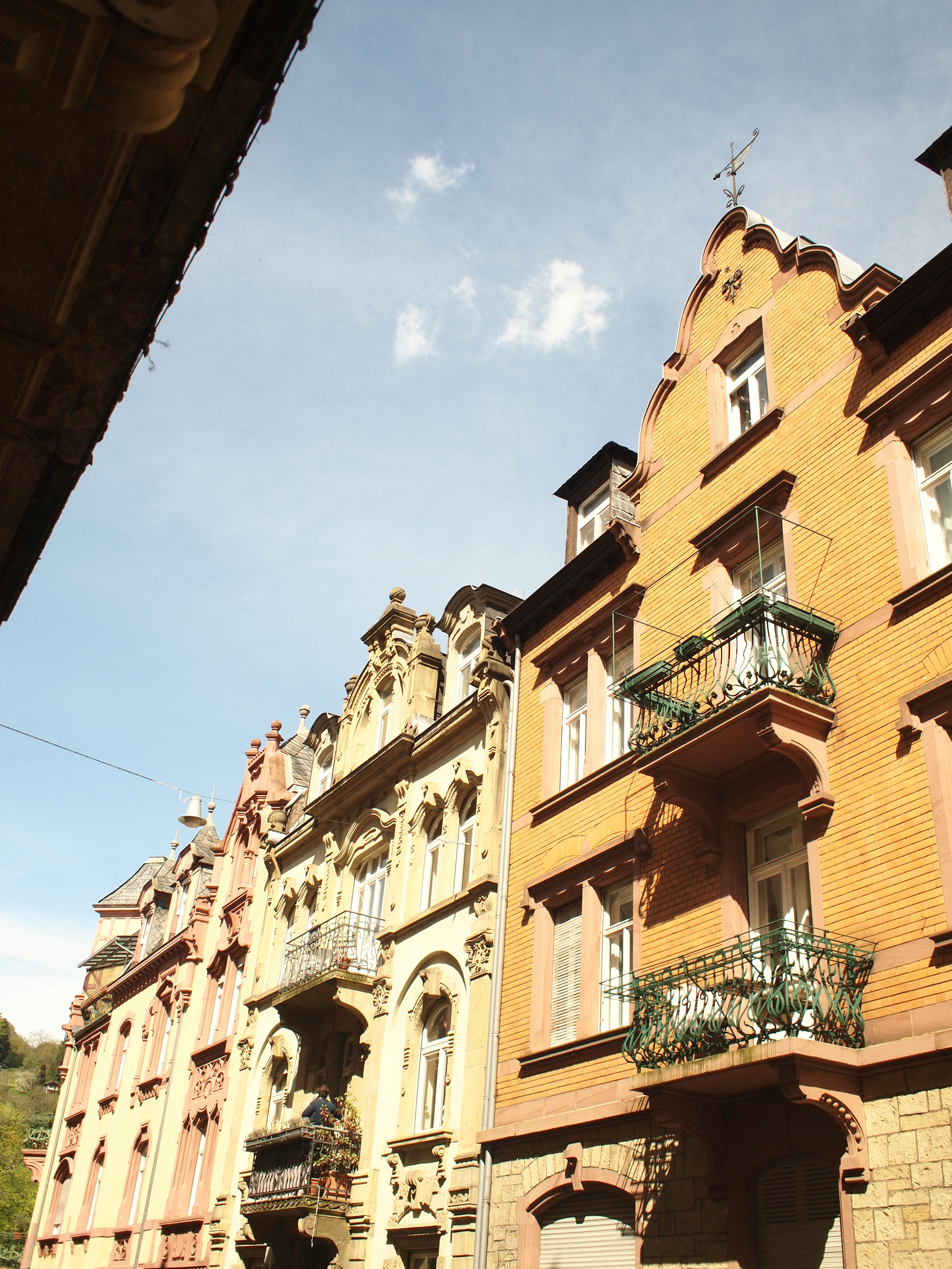 Edificios históricos con hermosos balcones a lo largo de una calle