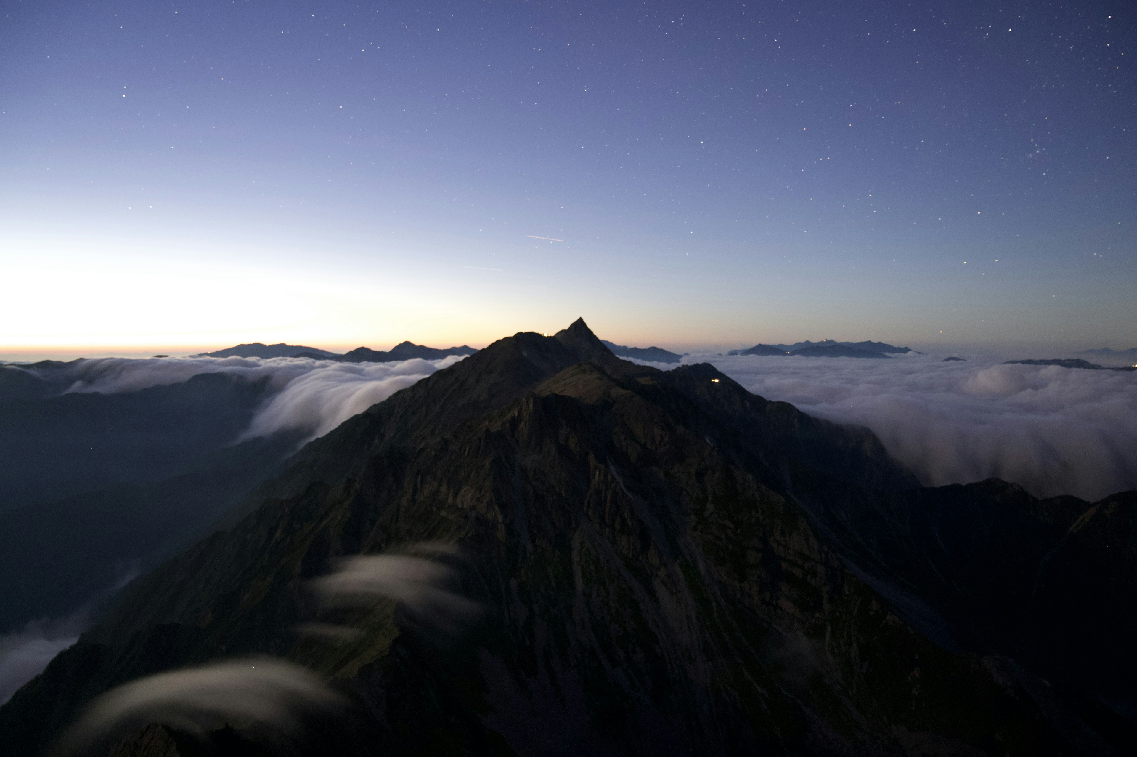 山峰在黎明時分高聳於雲層之上