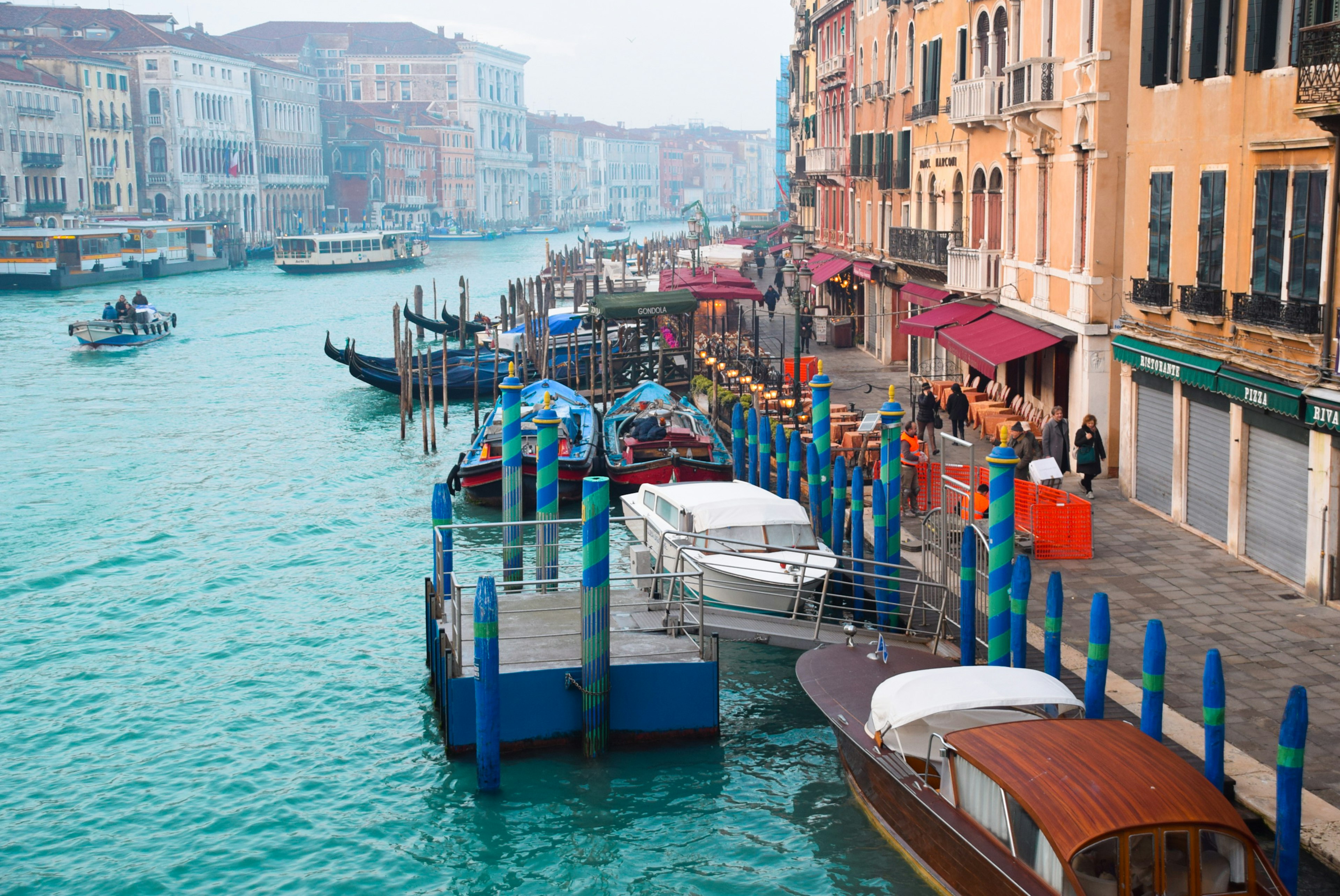 Bateaux colorés et quai de bateau-taxi le long des canaux de Venise