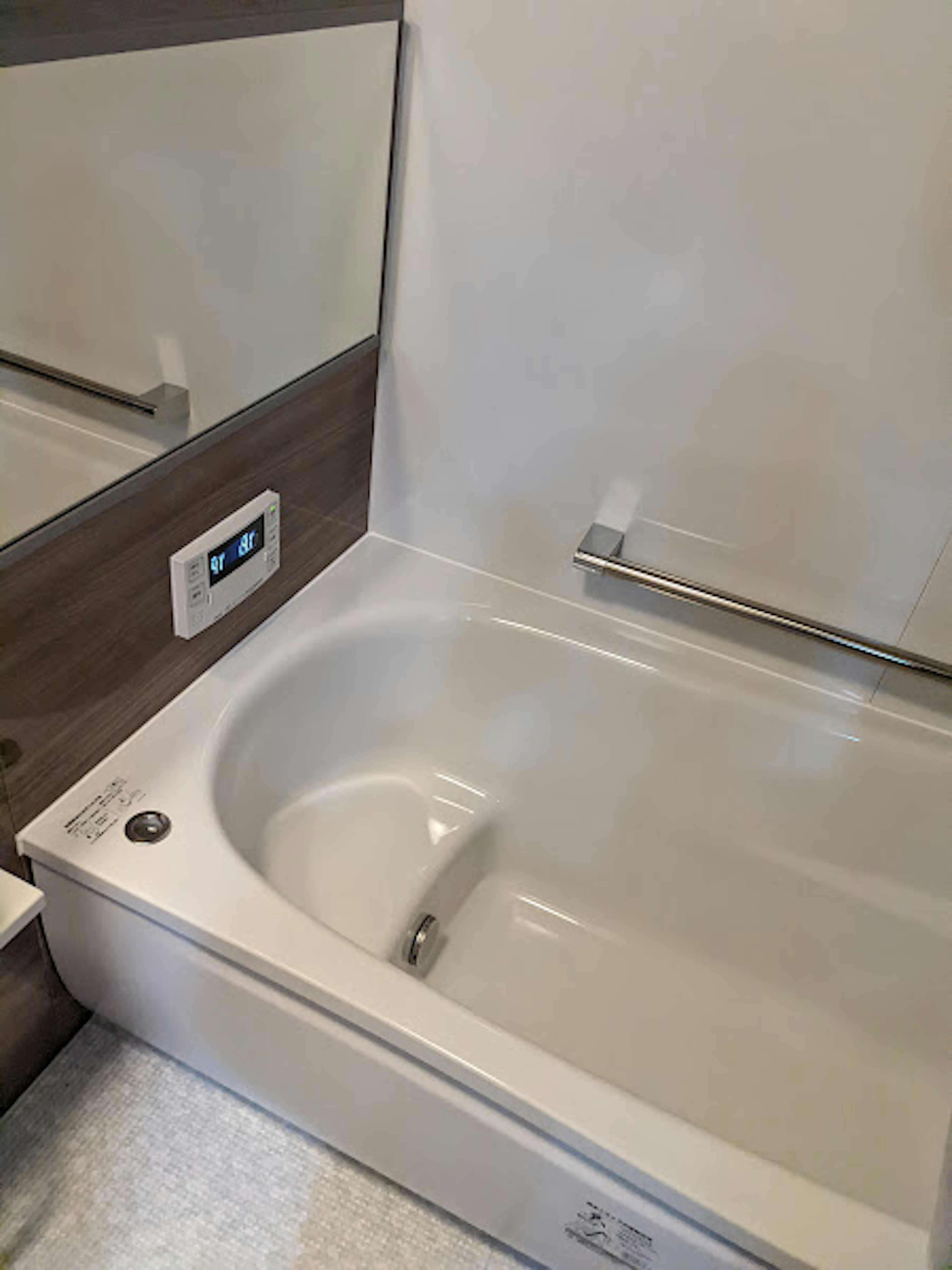 Modern bathroom featuring a white bathtub and a mirror