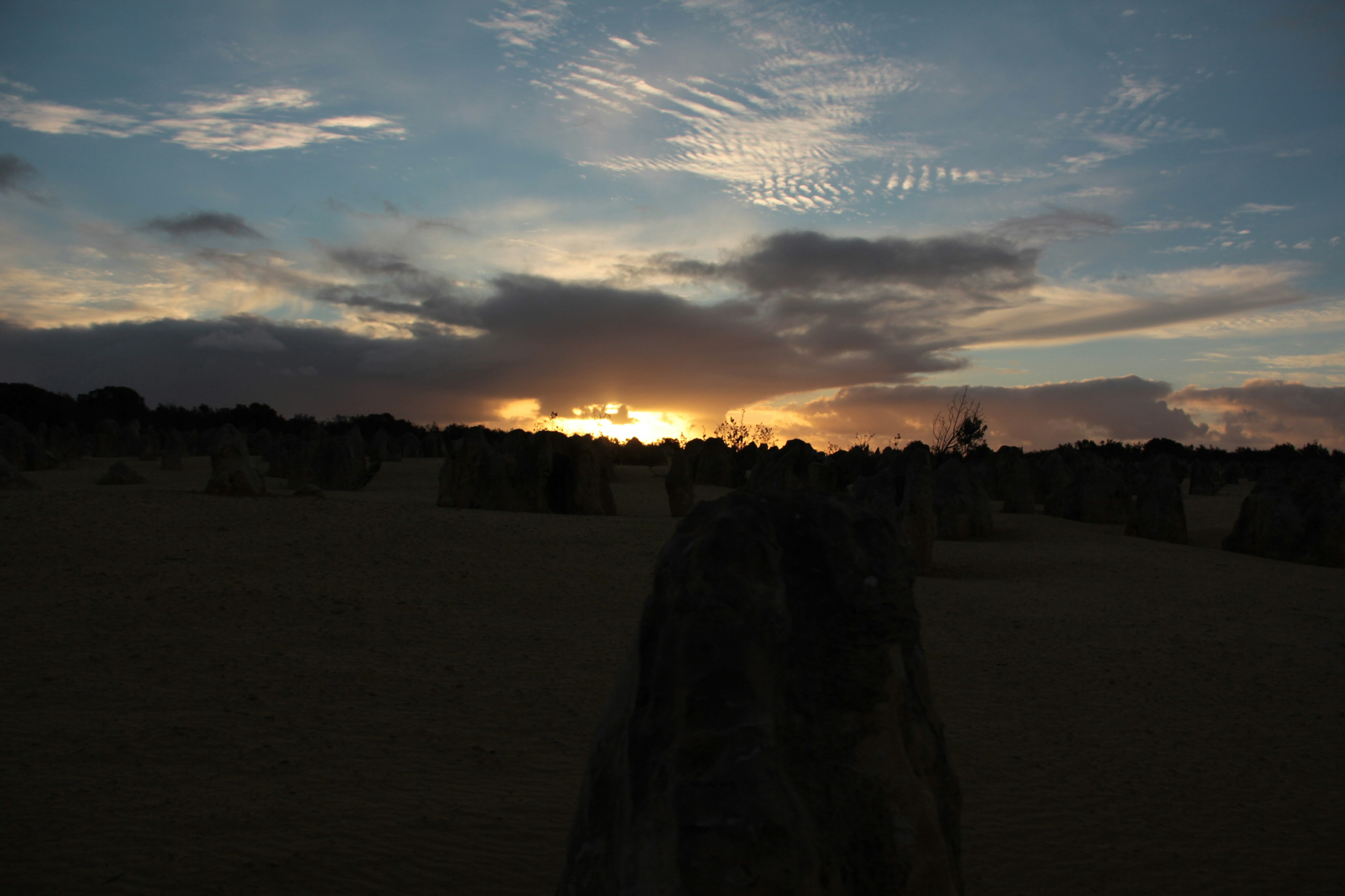 Sonnenuntergangshimmel mit Steinformationen