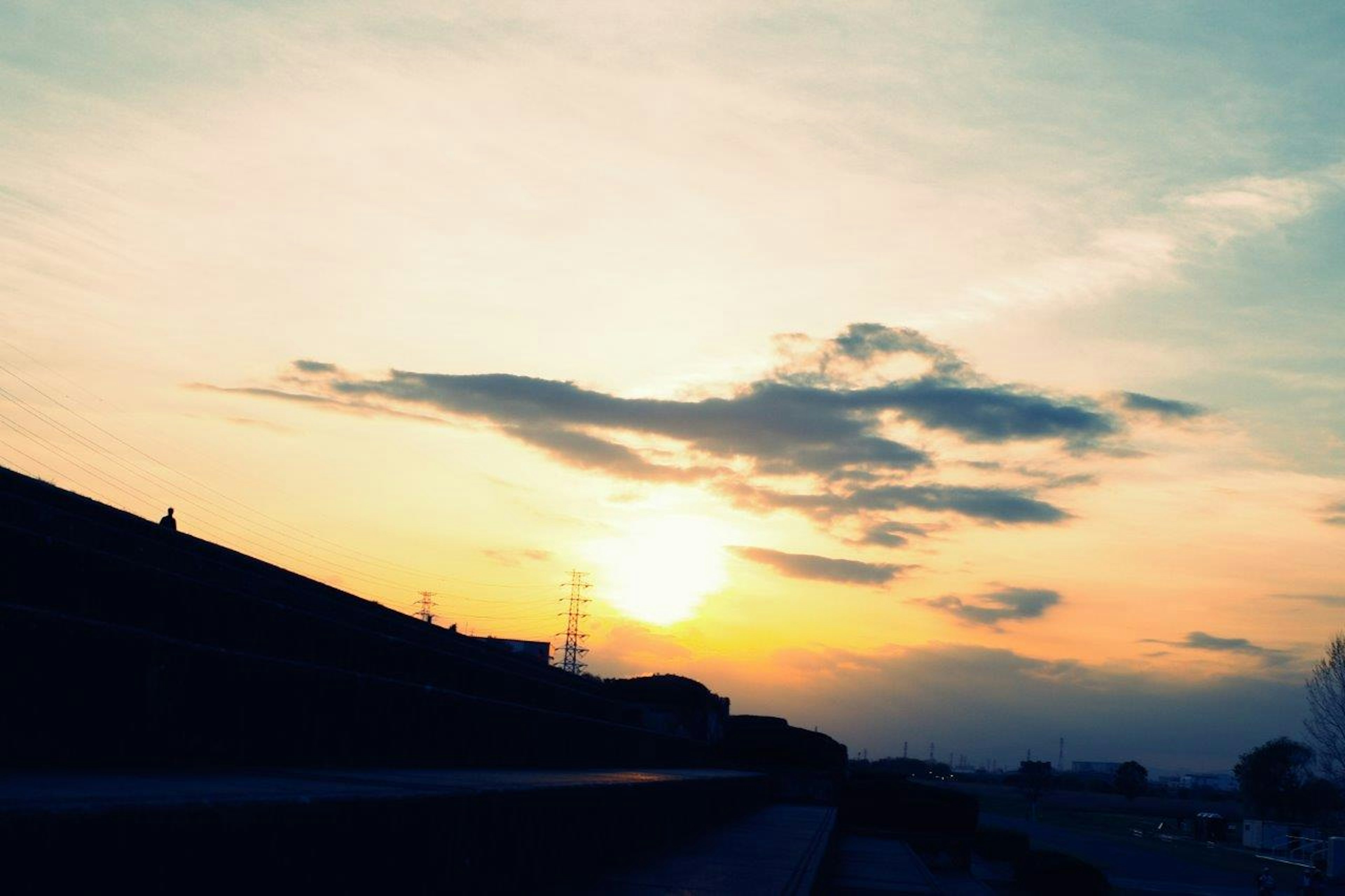 美しい夕日が雲の間から顔を出している風景