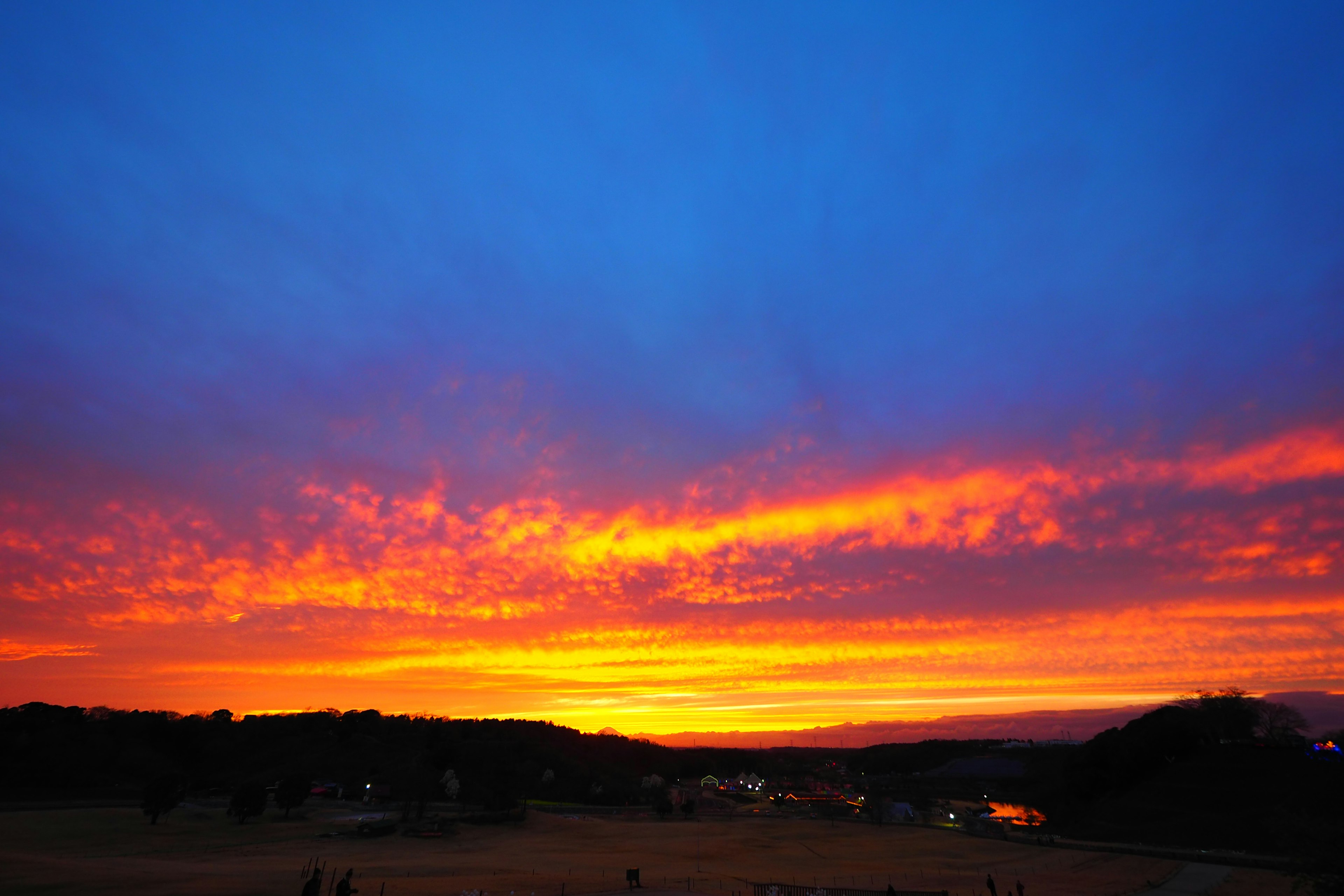 Belle vue de coucher de soleil avec un dégradé de bleu et d'orange