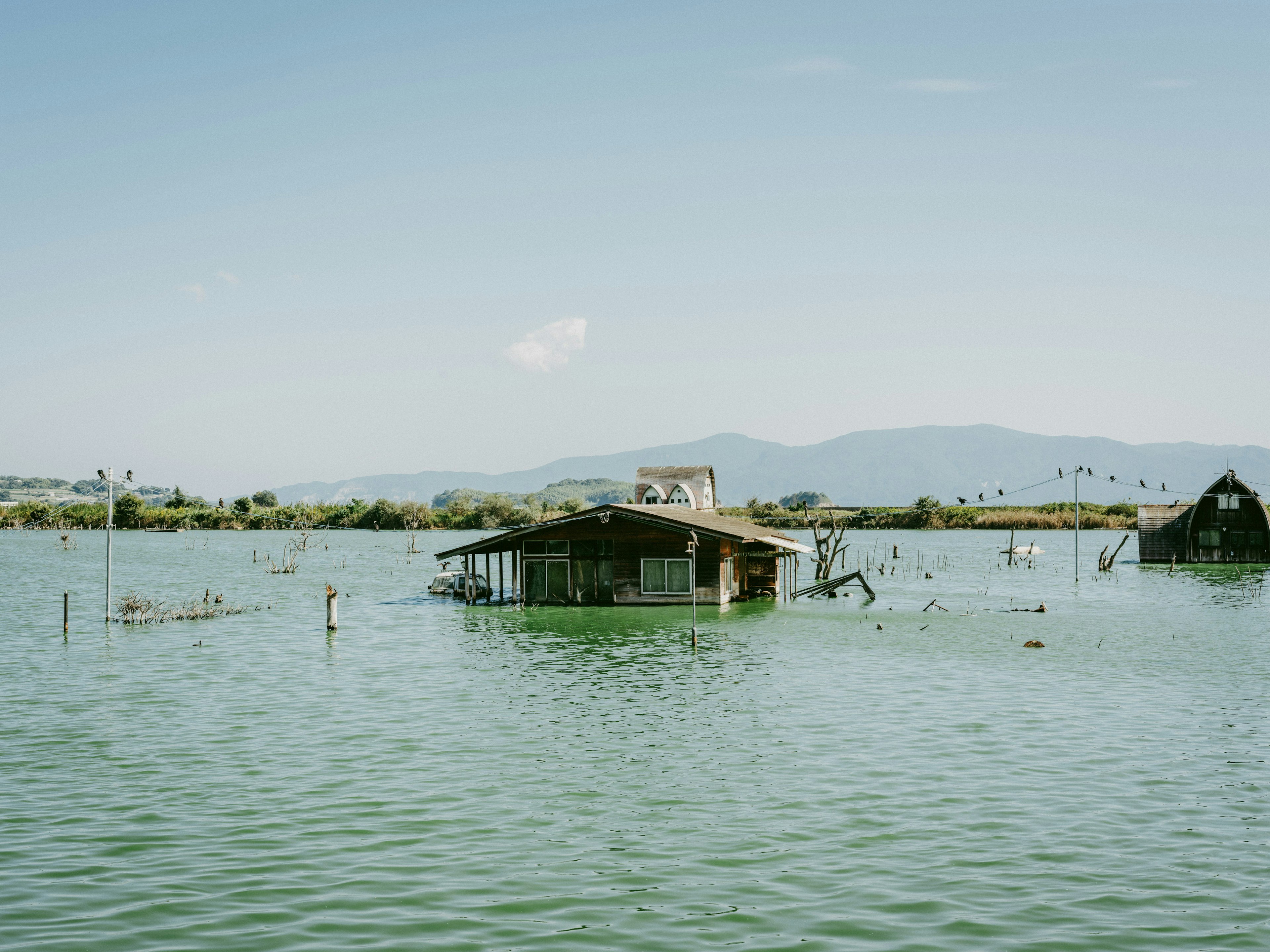 บ้านที่จมอยู่ในน้ำพร้อมทิวทัศน์รอบข้าง