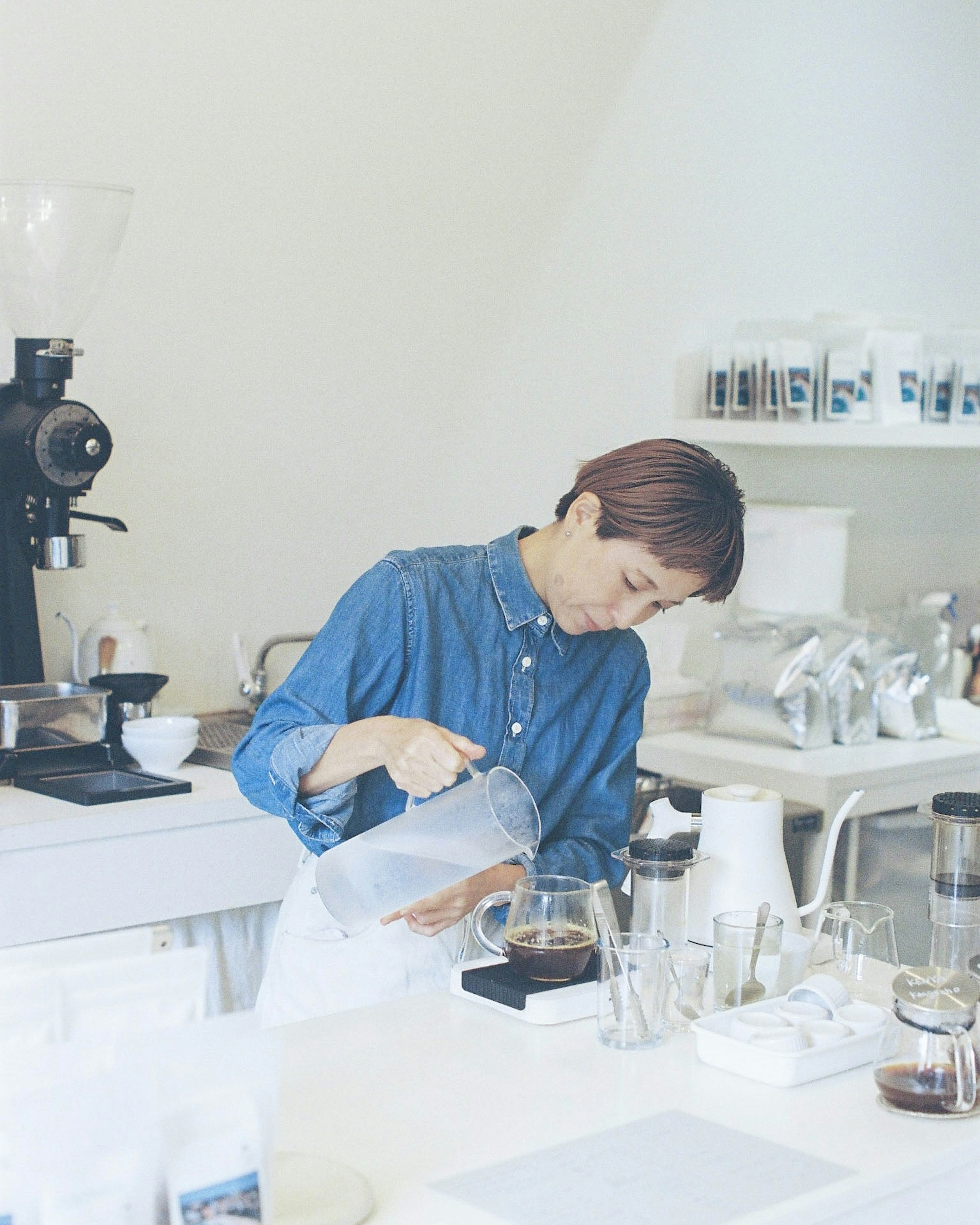 カフェでコーヒーを淹れる女性の姿