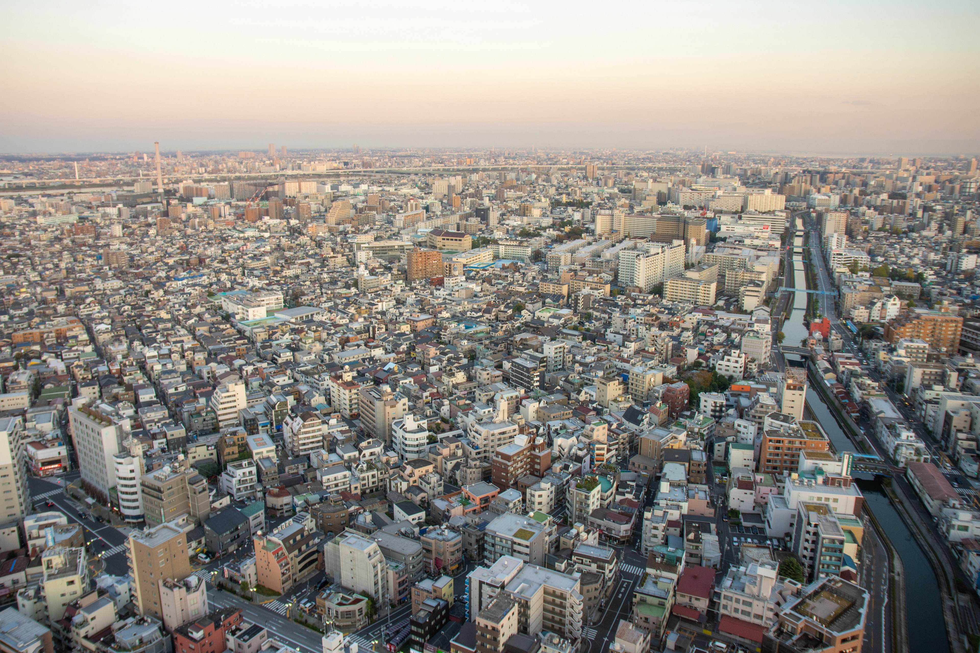 Vista aerea di Tokyo che mostra un vasto paesaggio urbano