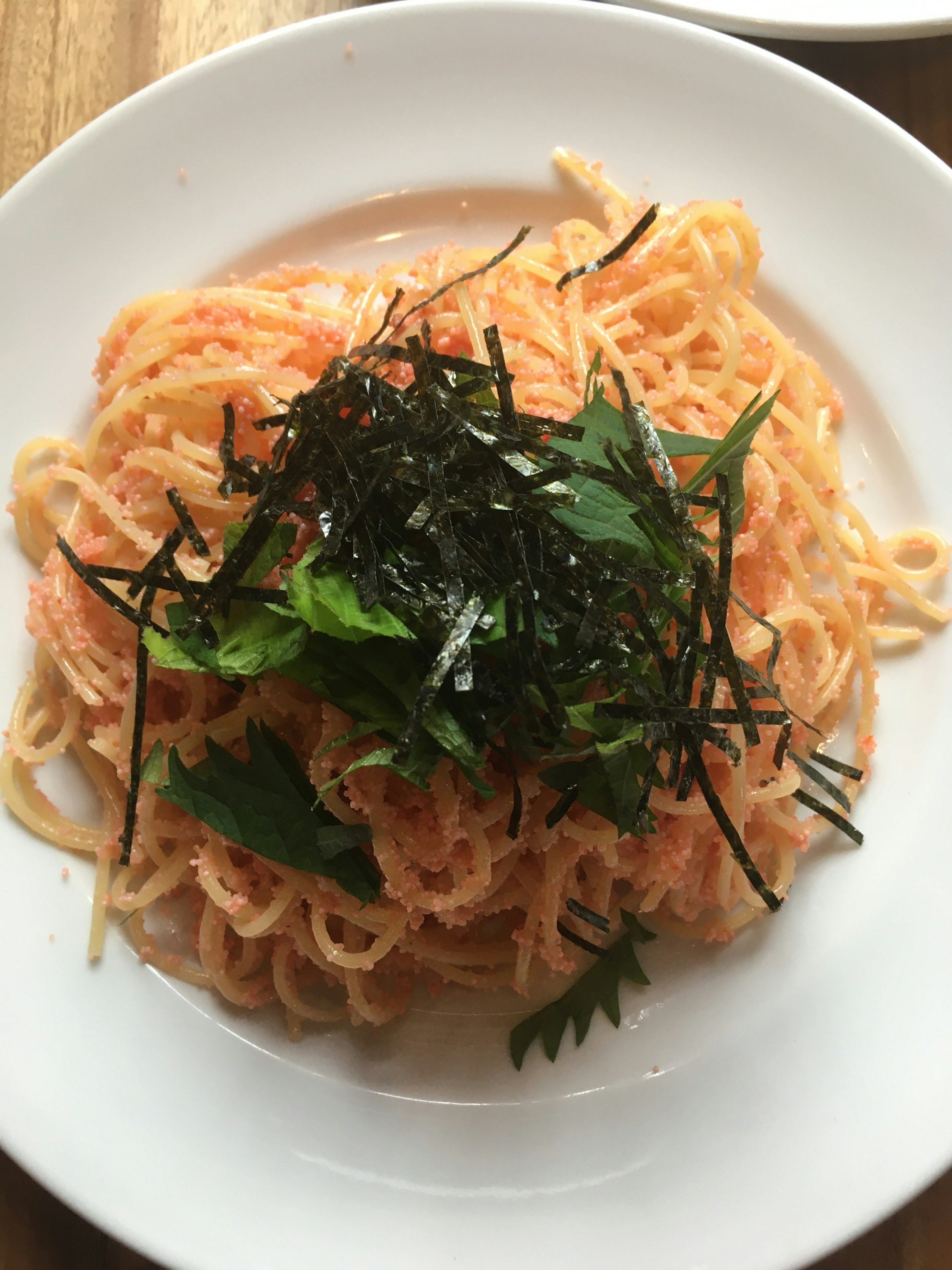 Spaghetti garni d'algues et d'herbes