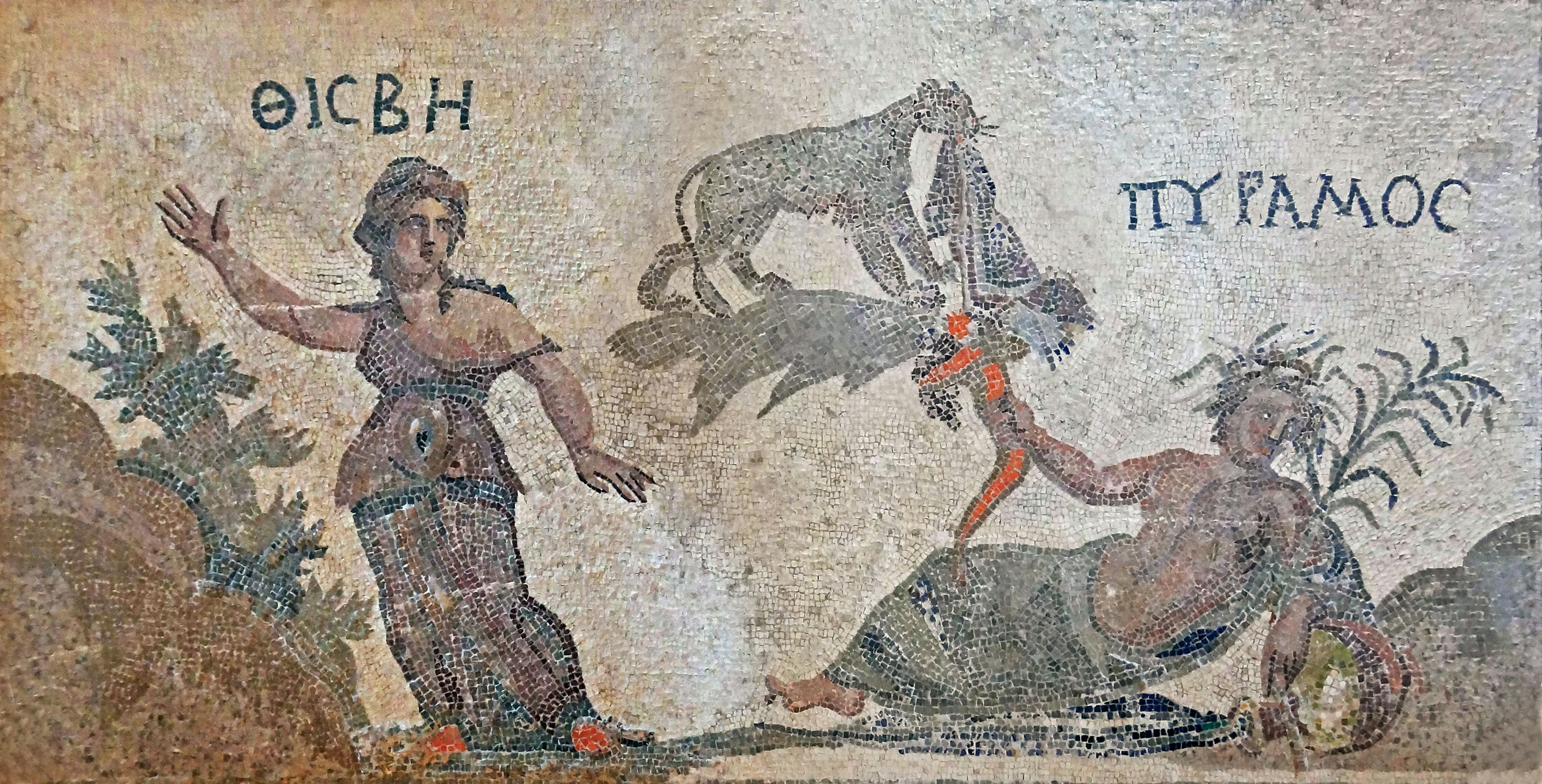 Mosaïque ancienne représentant des figures mythologiques avec une femme soulevant un cheval