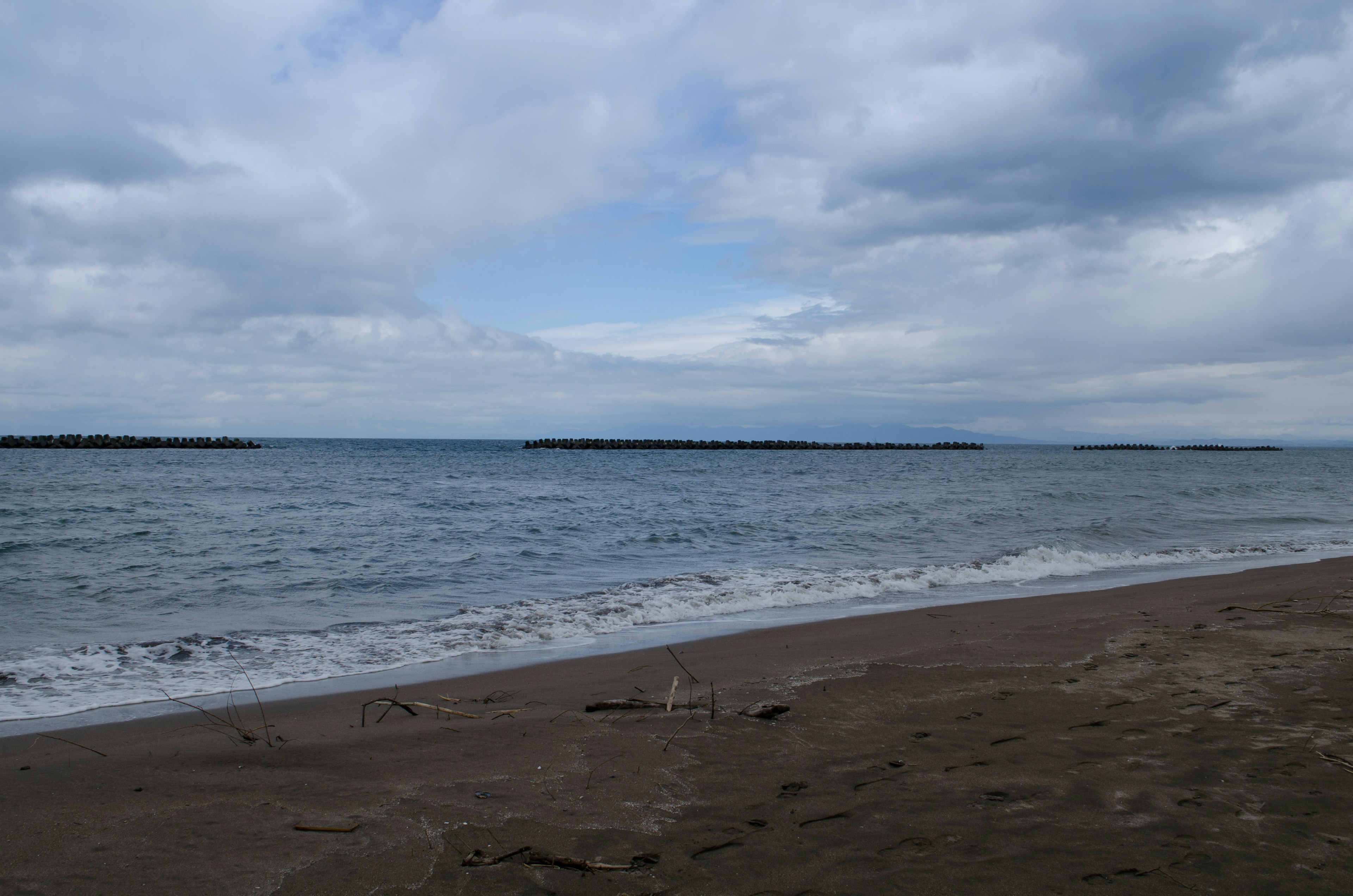 ทิวทัศน์ทะเลและท้องฟ้าครึ้มพร้อมชายหาดทราย