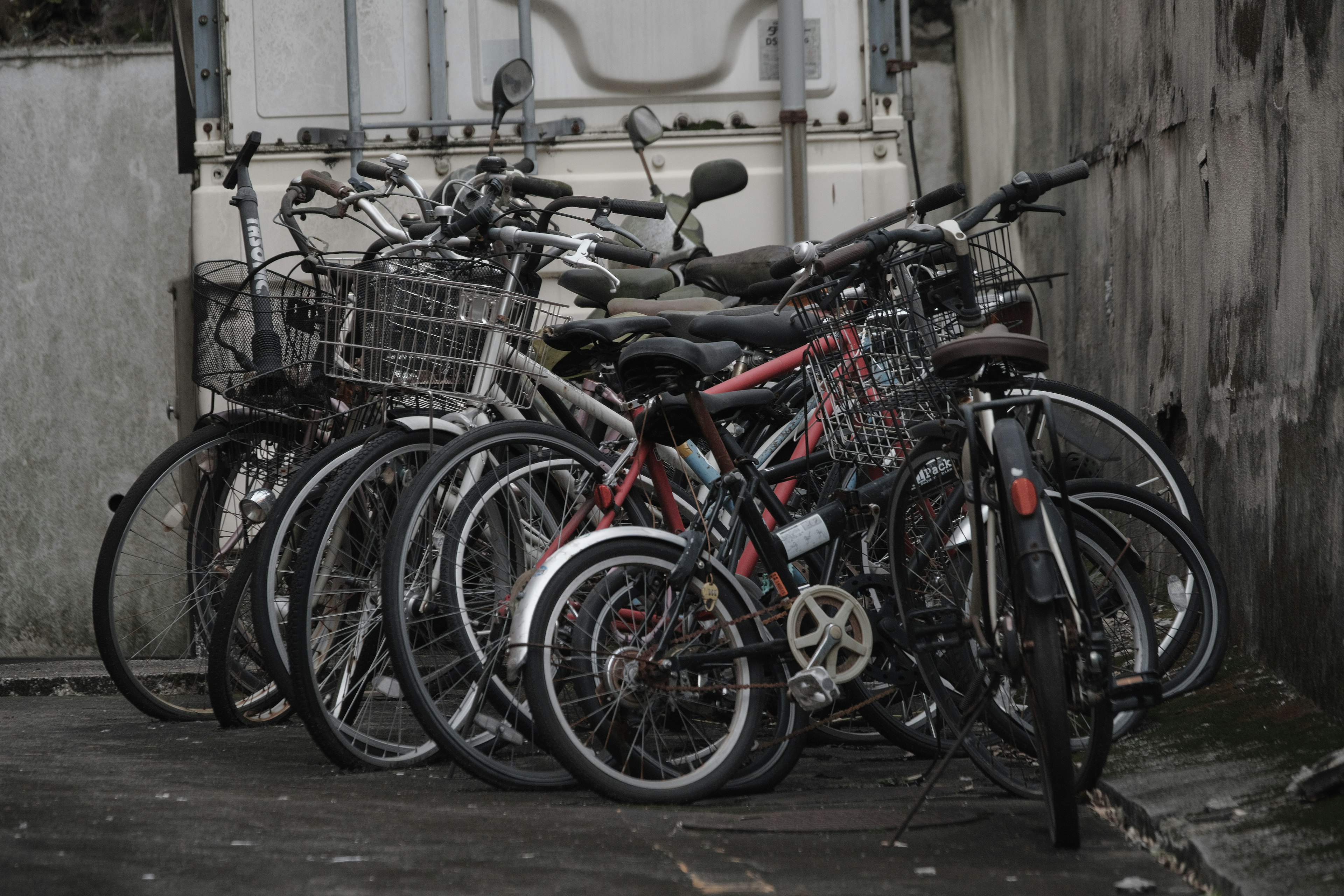 Una raccolta di vecchie biciclette impilate