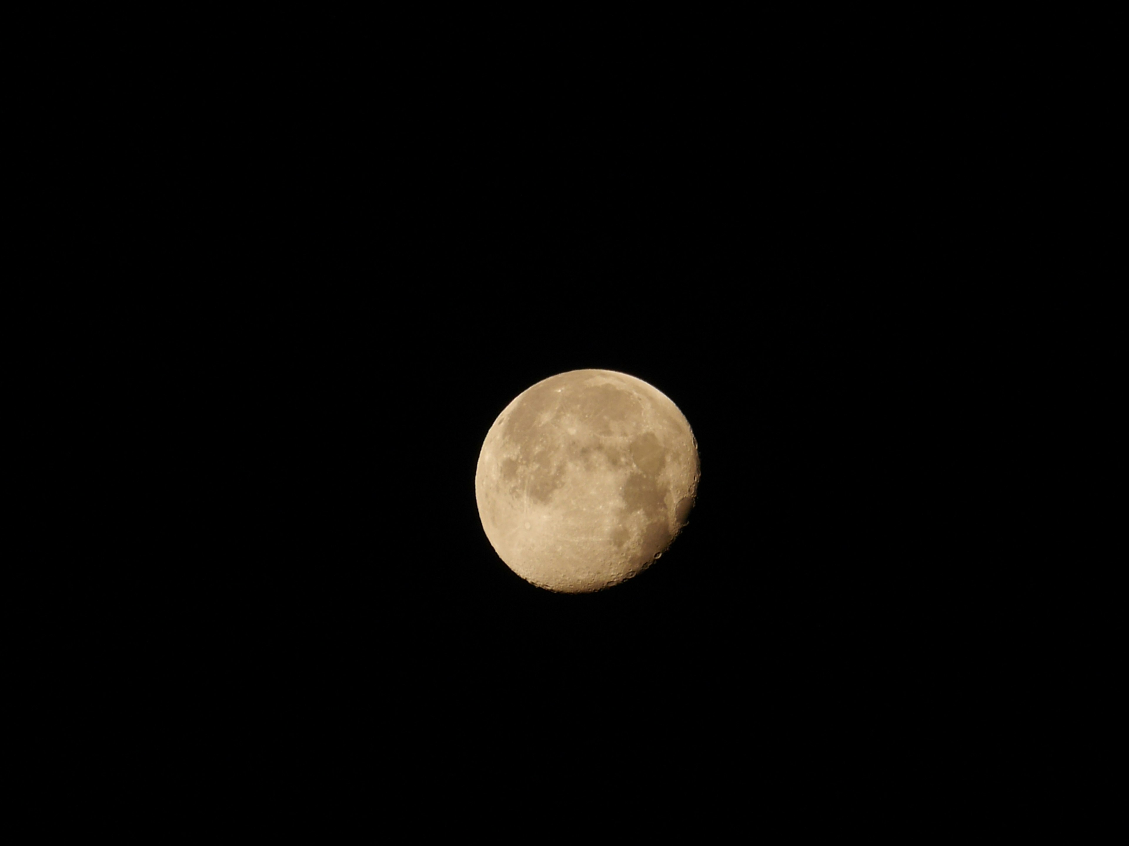 Acercamiento de una luna brillante en el cielo nocturno