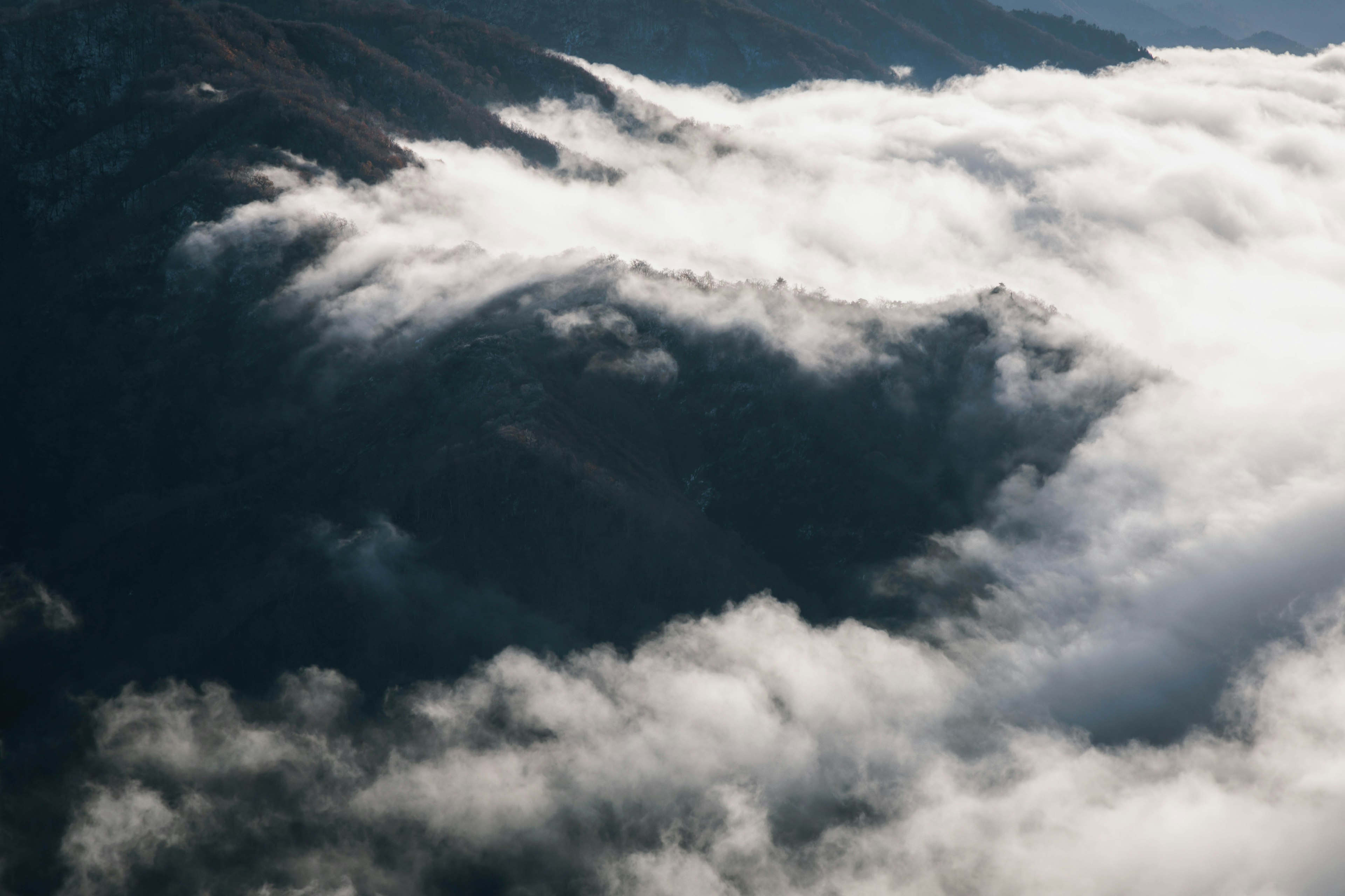 雲に覆われた山々の美しい景色