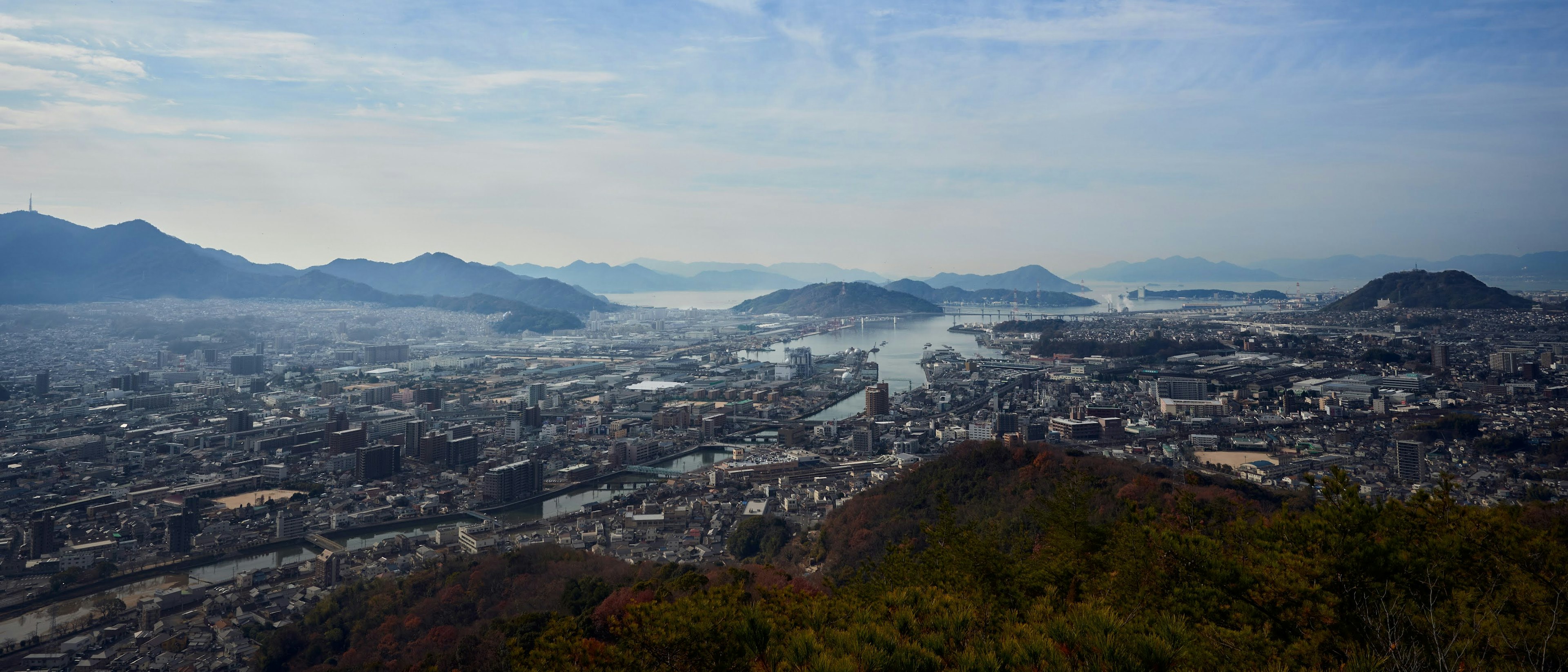 Panoramablick auf die Stadtlandschaft von Hiroshima und Berge