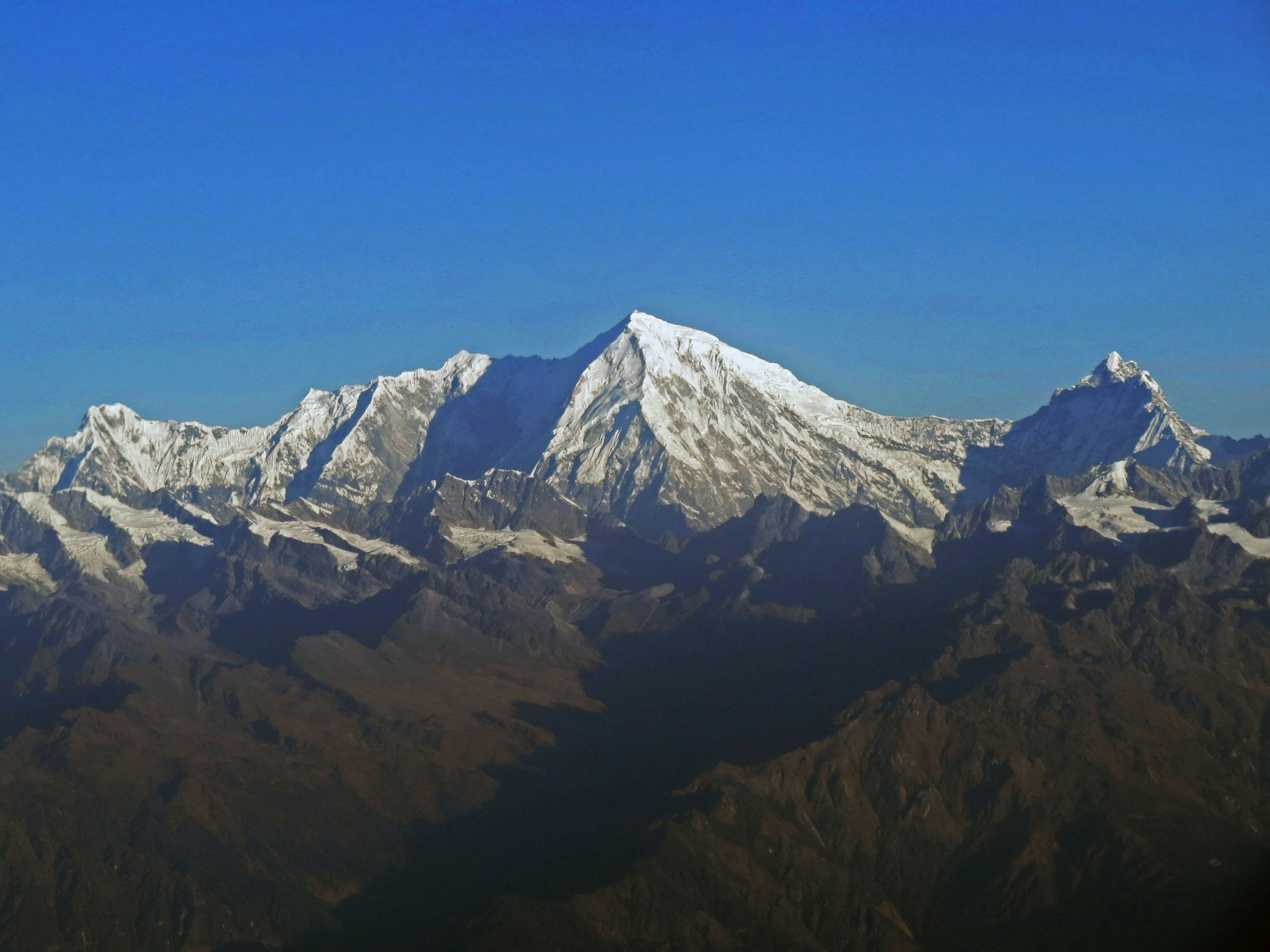 Montagnes enneigées sous un ciel bleu clair