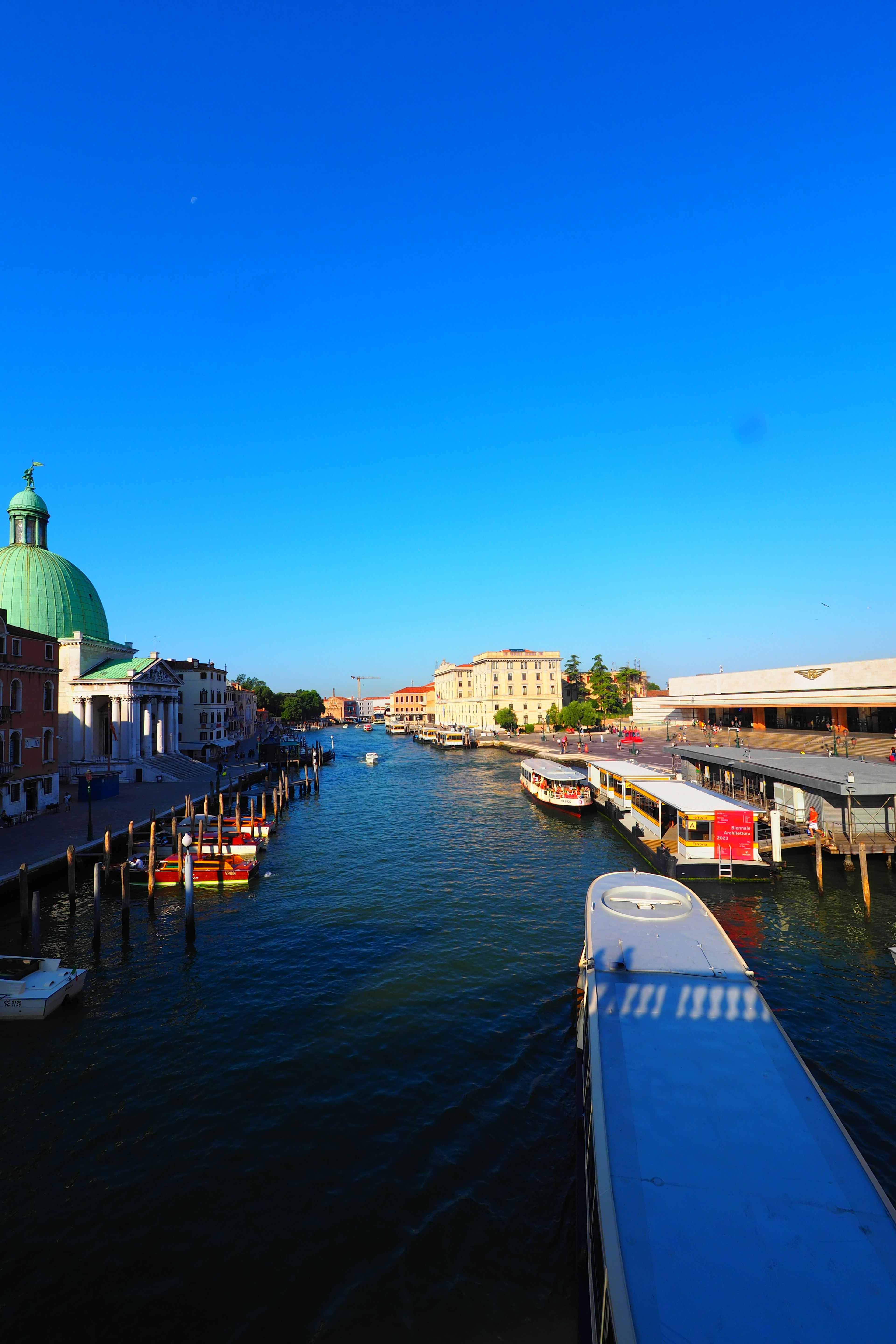 ทิวทัศน์ของคลองที่มีเรือใต้ท้องฟ้าสีฟ้า