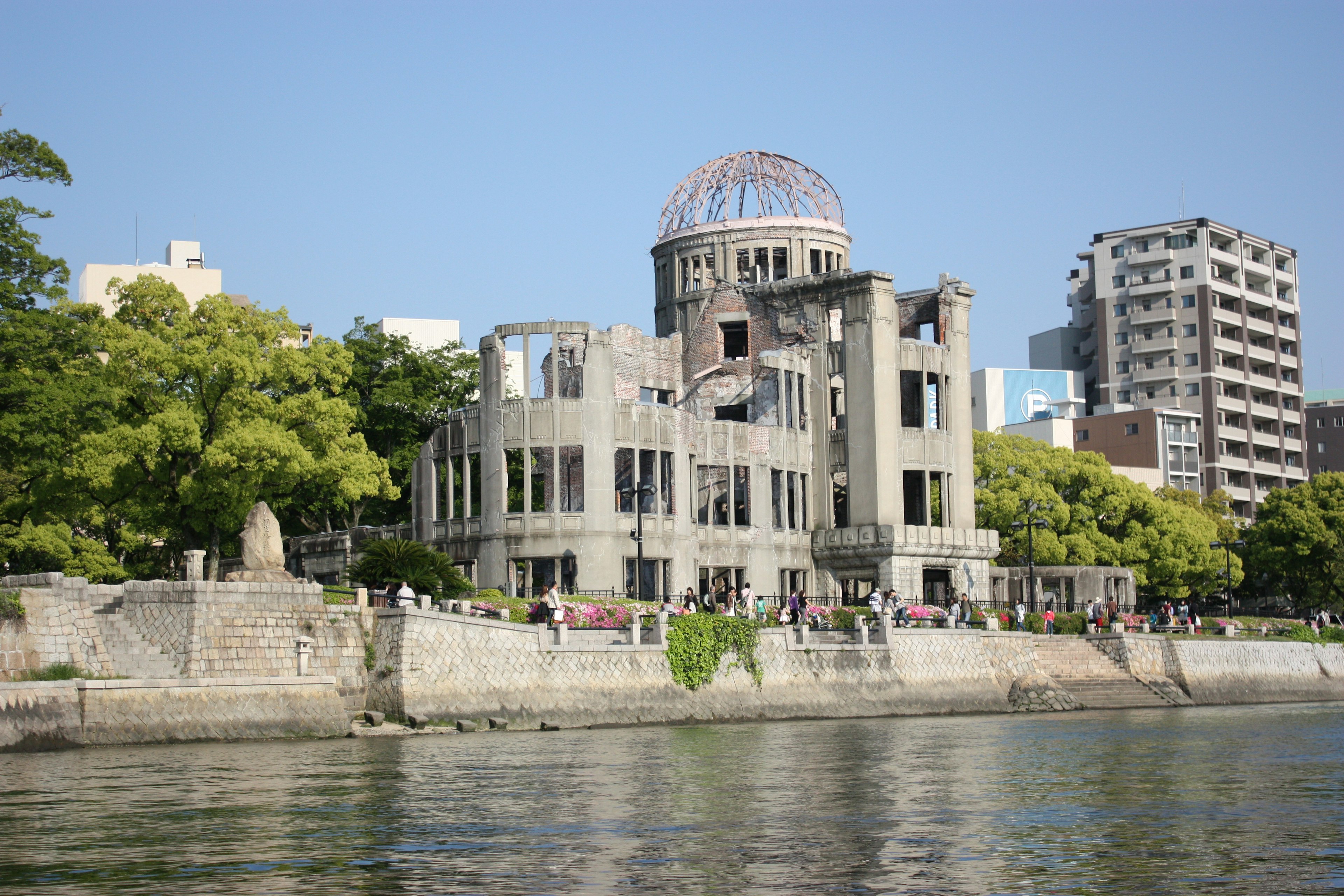 Tampilan luar Kubah Bom Atom Hiroshima dengan pohon hijau di sekitarnya