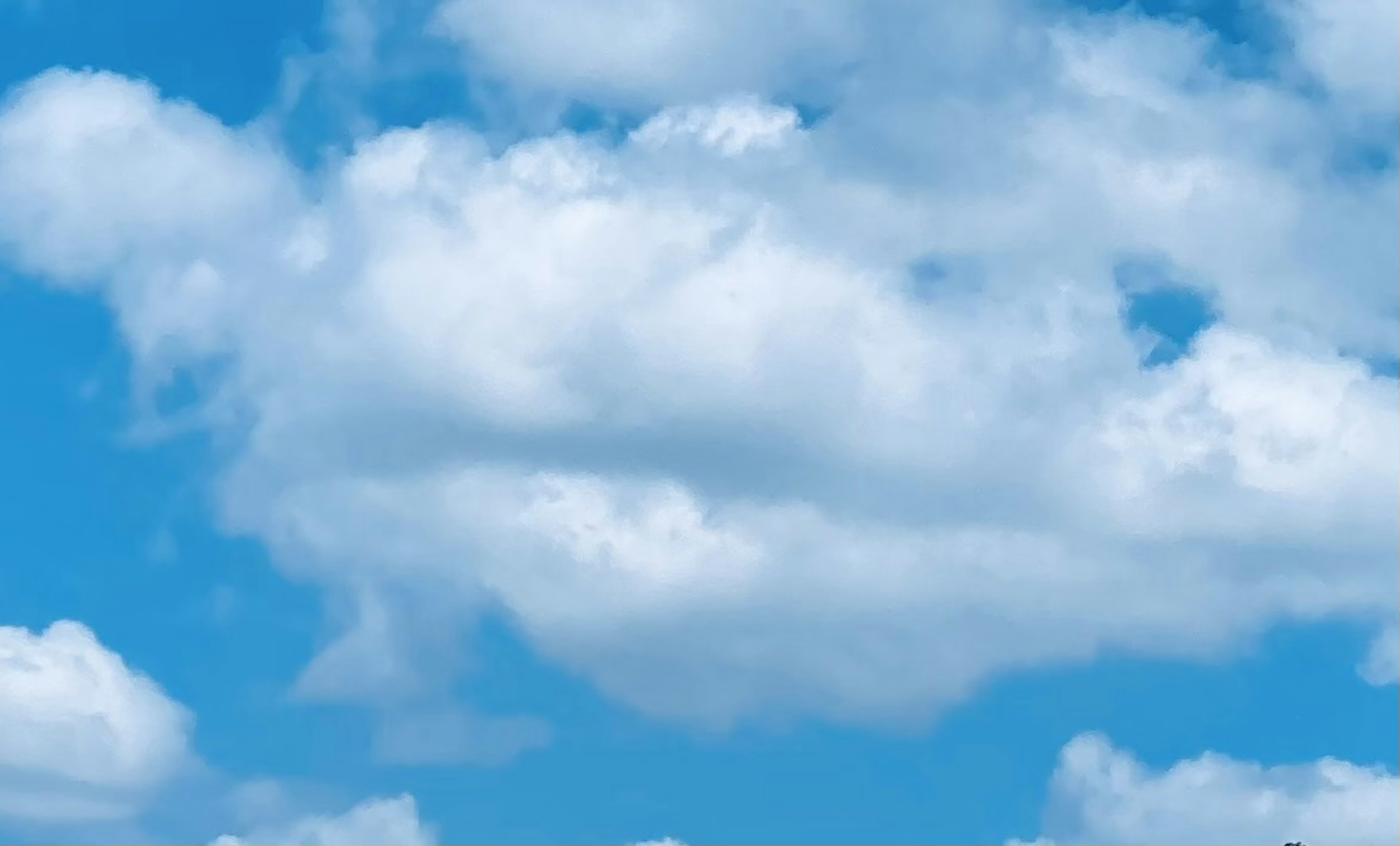 Un paysage de nuages blancs flottant dans un ciel bleu