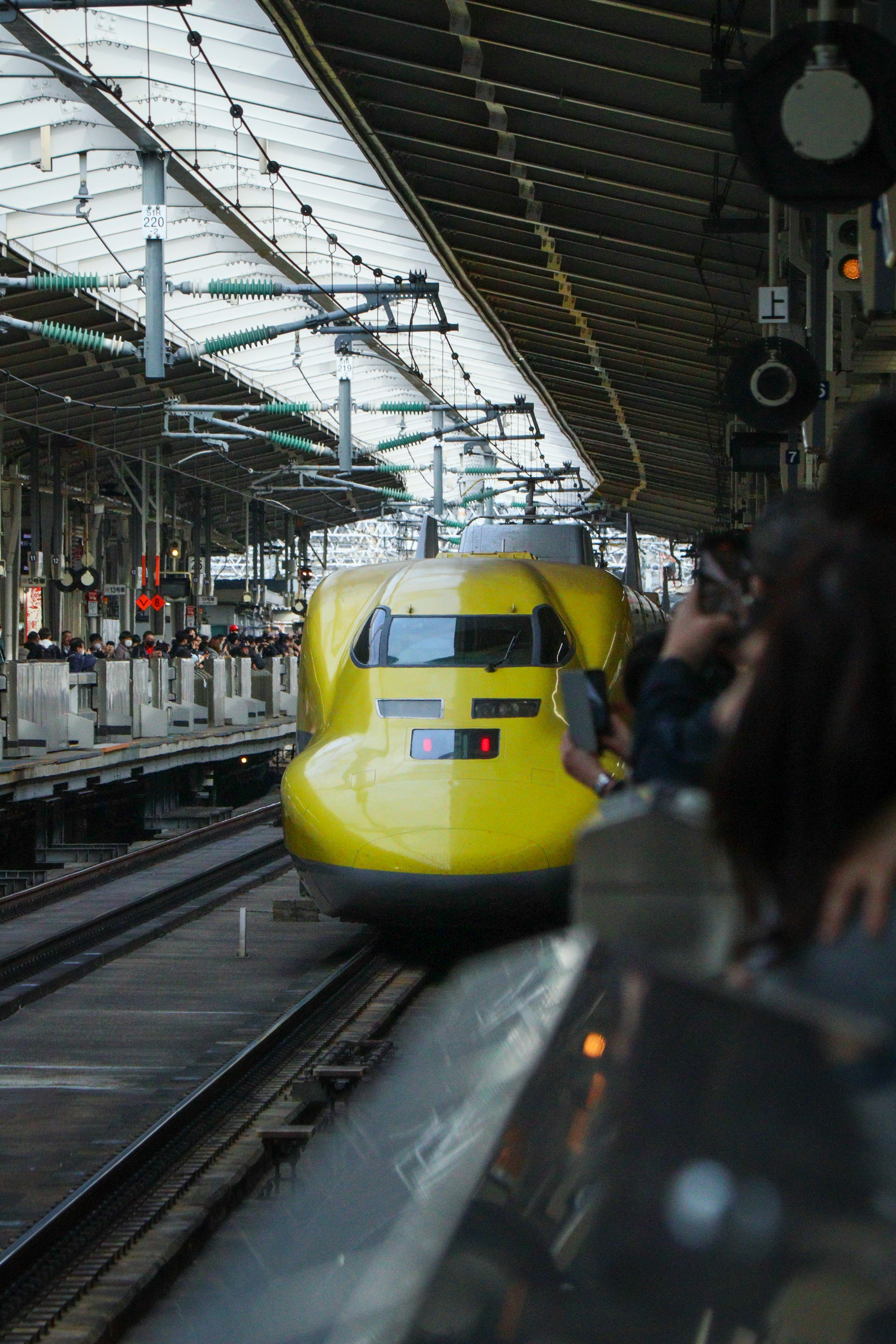 黃色新幹線列車到達車站