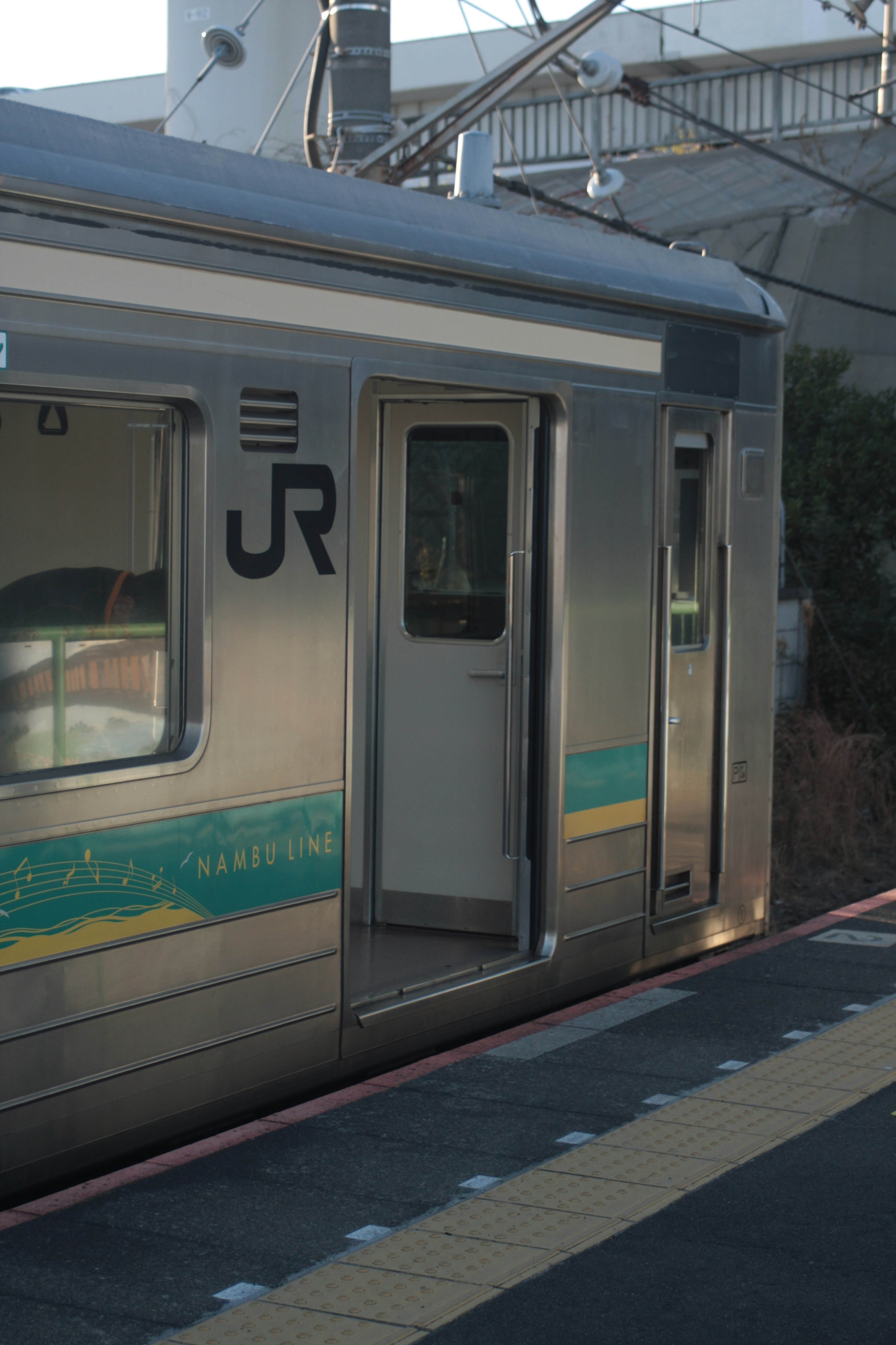 JRの電車のドアが開いている駅の風景